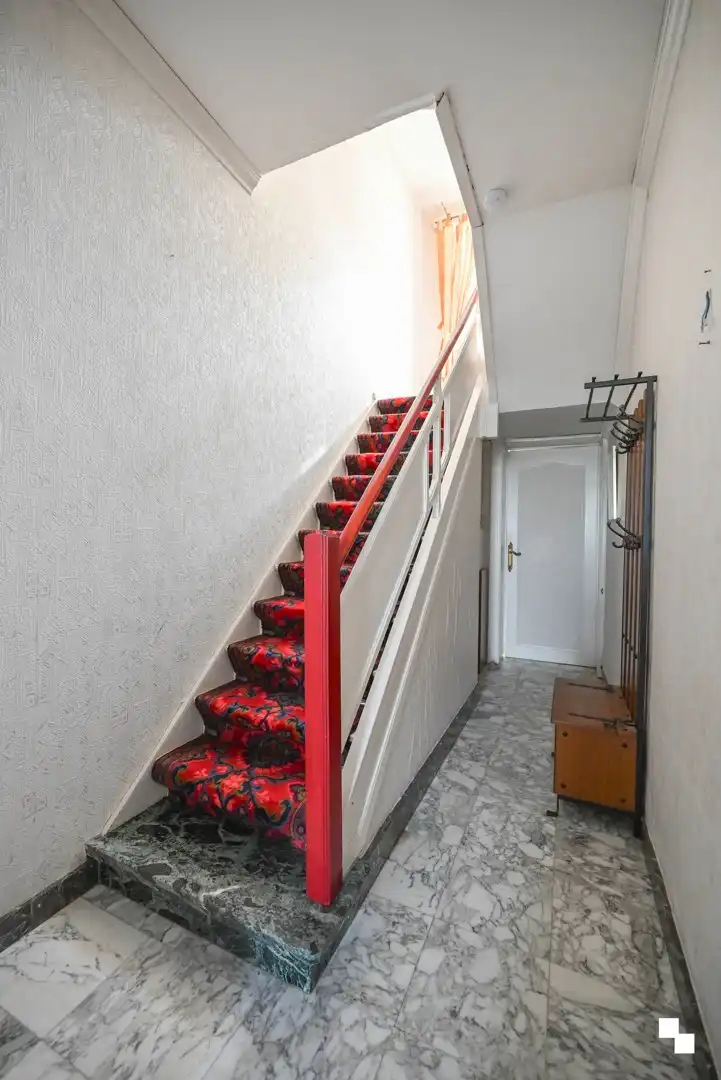 Te renoveren woning met dubbele garage in Oostrozebeke foto 14