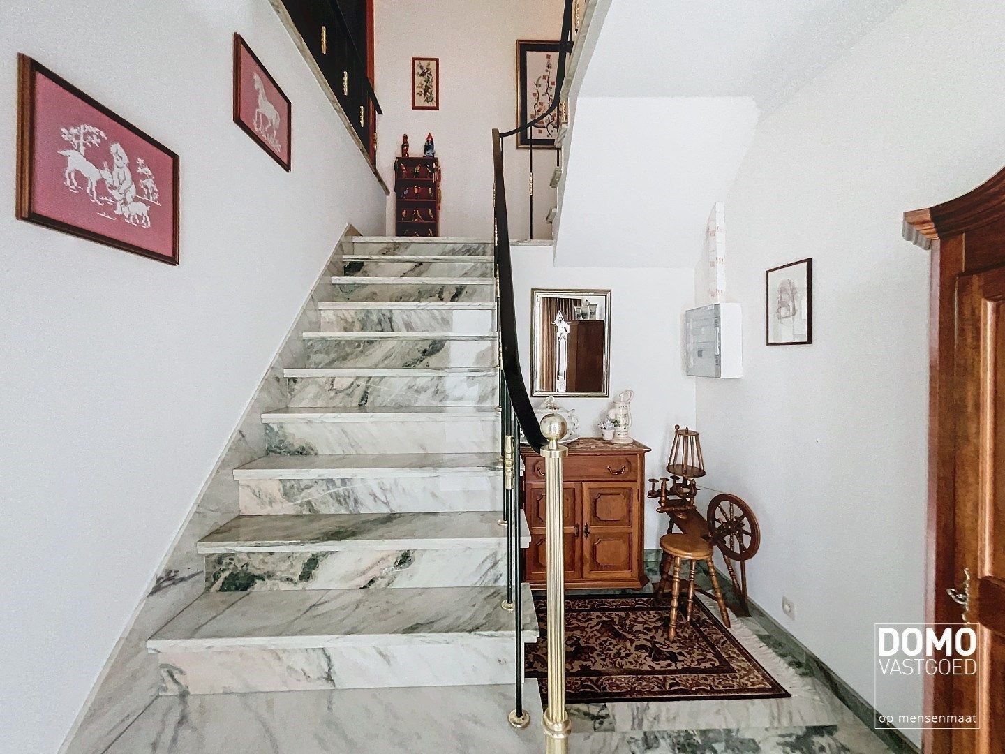 Commercieel gelegen handelspand met inclusief bovenliggend appartement te Kermt. foto 3