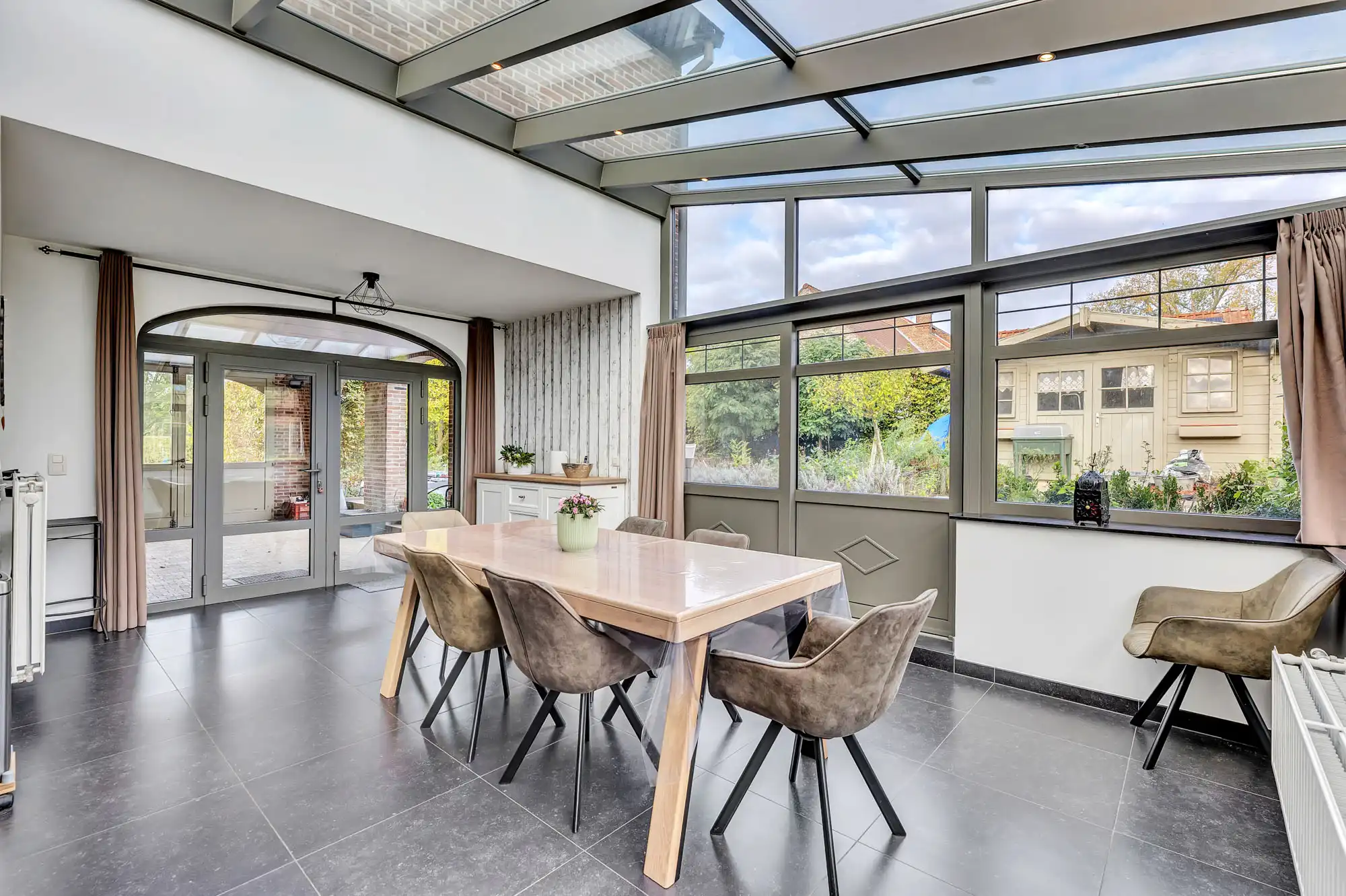Karaktervolle woning met 5 slaapkamers te Borchtlombeek foto 9