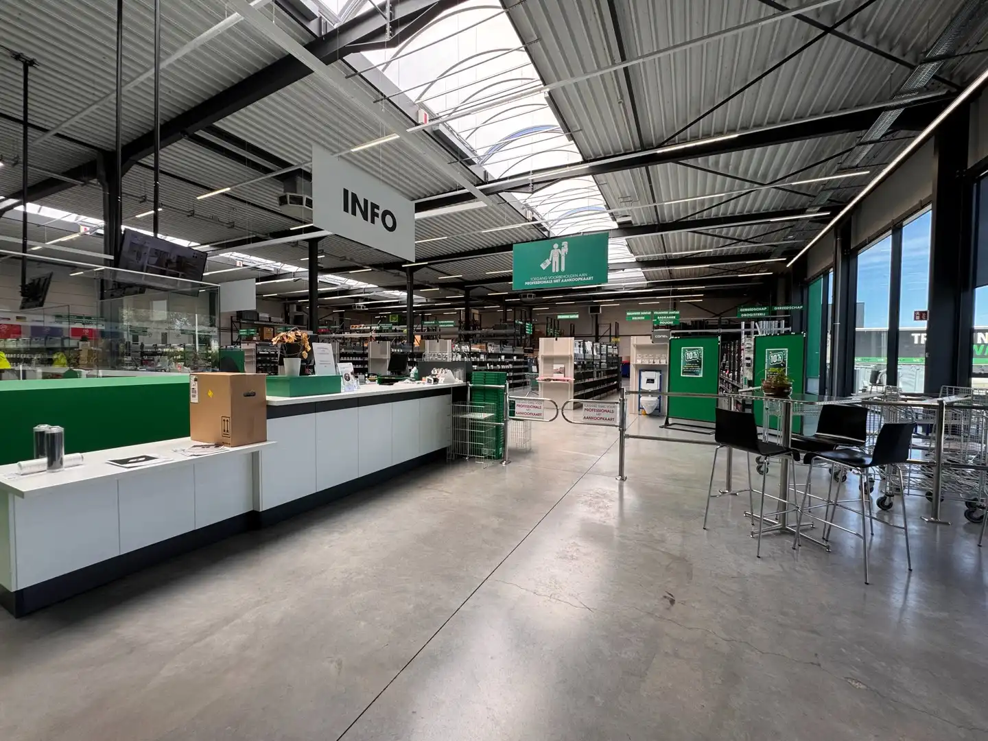 Nieuw en volledig uitgerust bedrijfsgebouw in Ieper foto 3