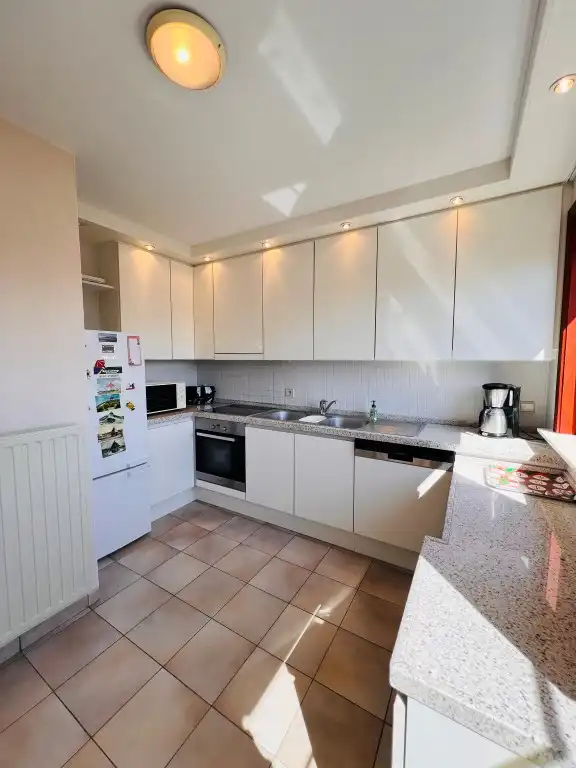 Ruim woonappartement met 3 slaapkamers en carport foto 9