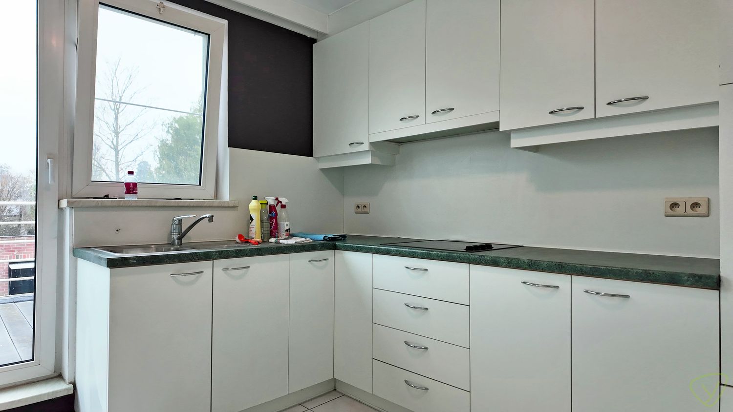 Ruime en lichtrijke duplex op een rustige locatie in Bassevelde! foto 5