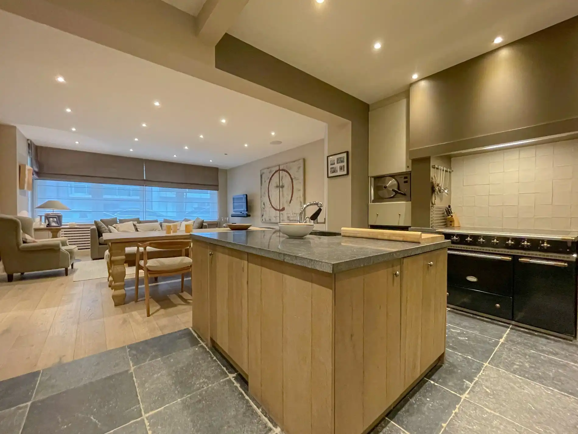 Aangenaam, perfect onderhouden appartement met een ruim terras. foto 5