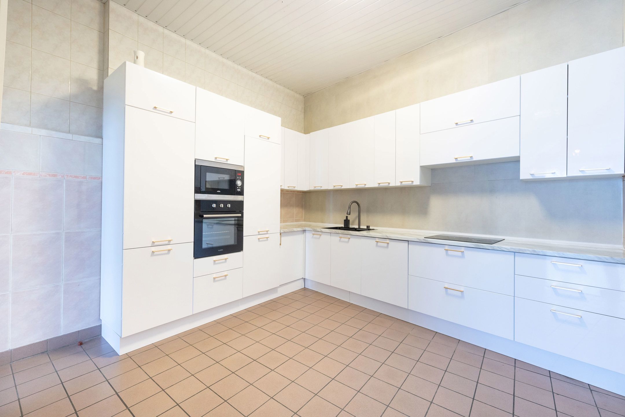 Een ruime woning met potentieel op toplocatie foto 5