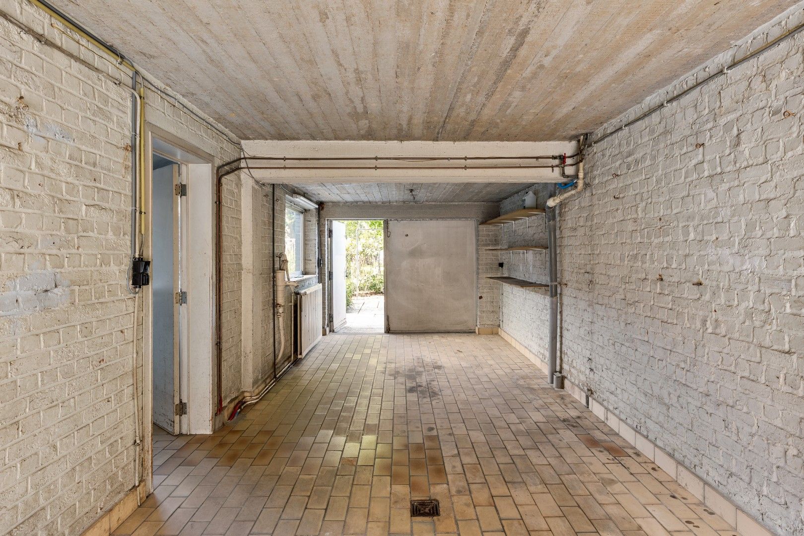 Karaktervolle voormalige dokterswoning met praktijkruimte, lift, dubbele garage, 5 SLPK. en grote tuin foto 12