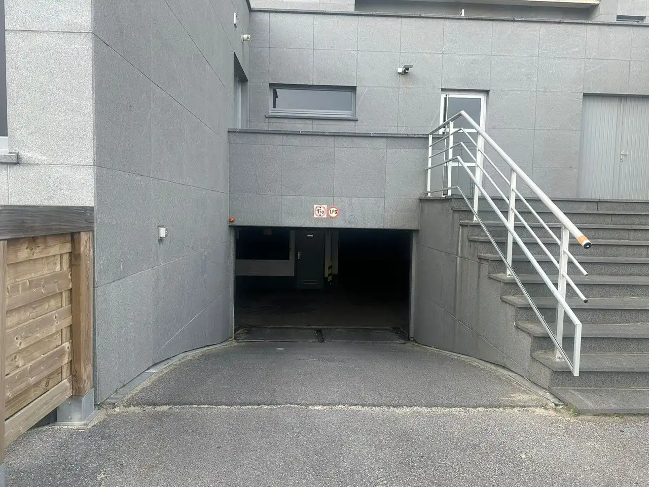 Goed gelegen garagebox te koop onder Zeedijk Middelkerke! foto 5