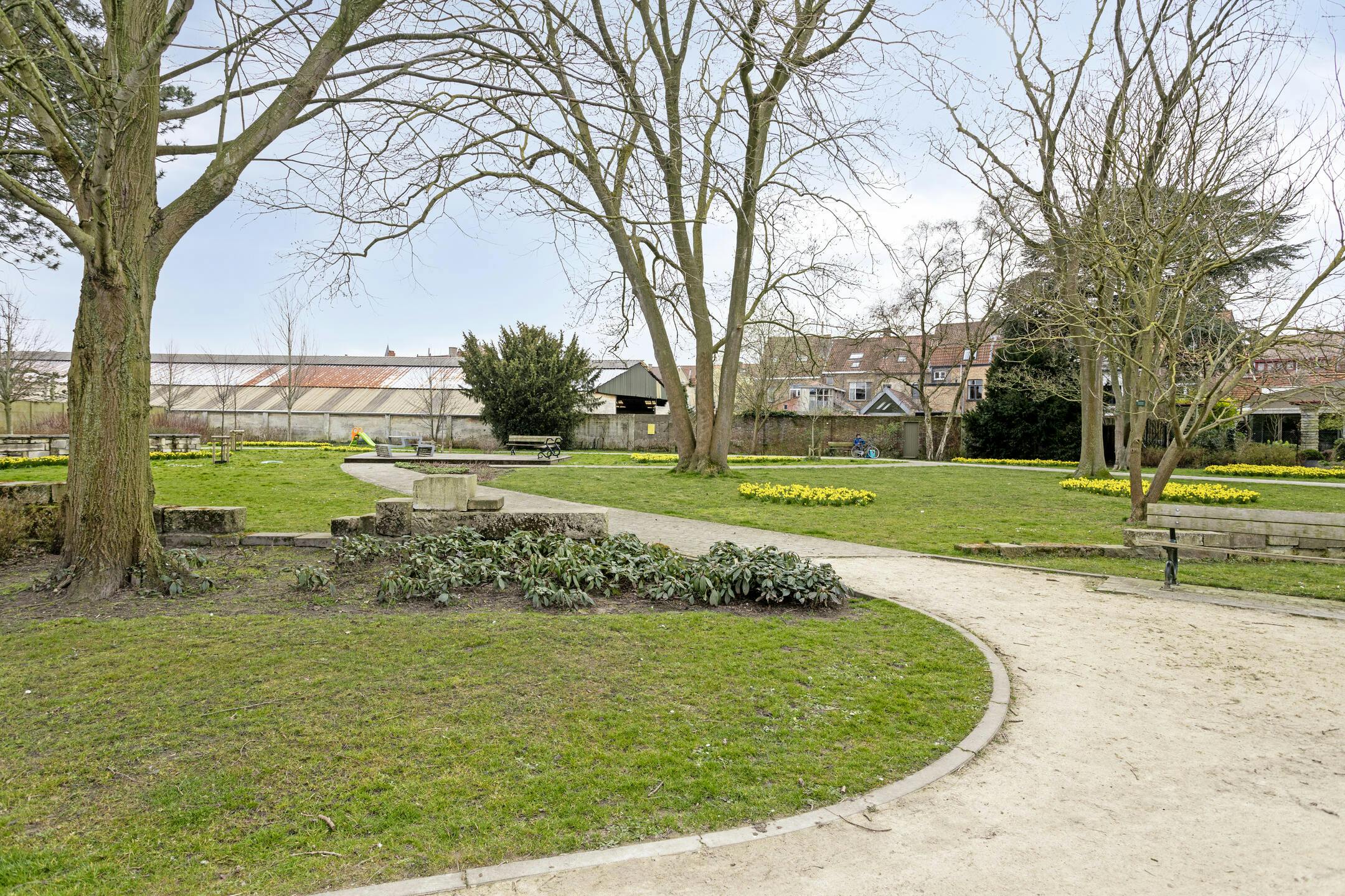 Op te frissen huis met tuin te koop in Brugge centrum foto 5