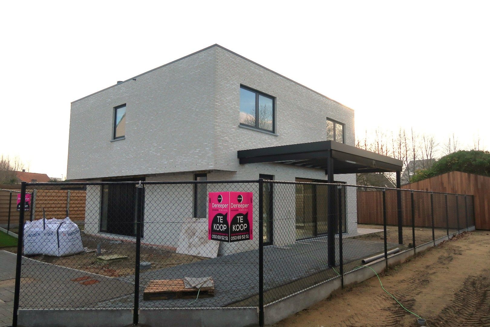 Nieuwbouwwoning met 4 slaapkamers op een uitstekende ligging in centrum Jabbeke foto 2