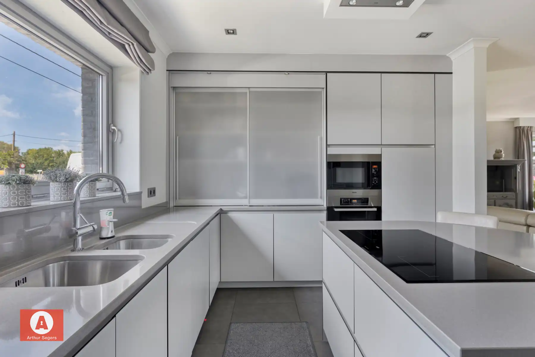 Unieke multifunctionele eigendom (woning met werkplaats) foto 12