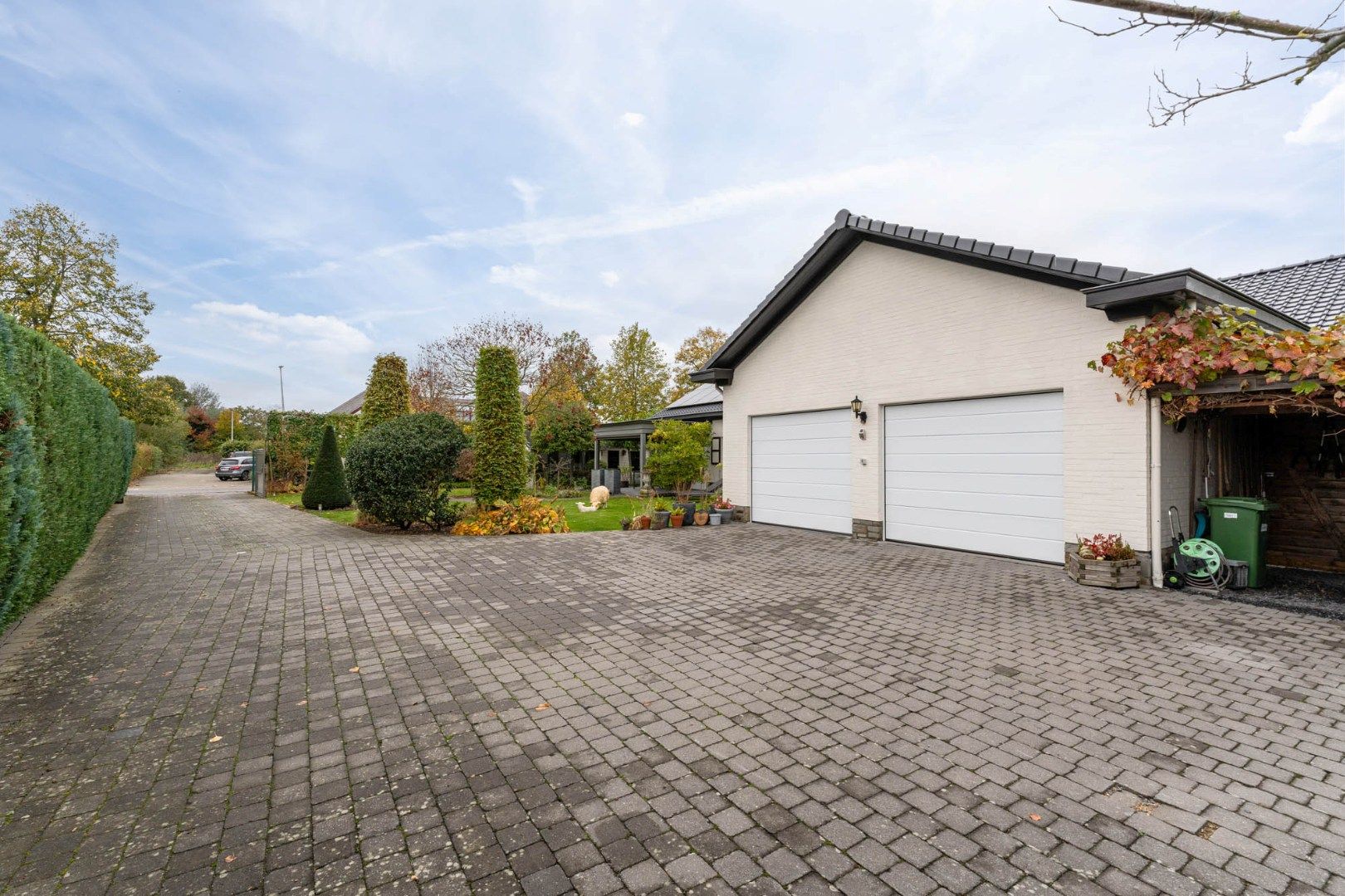 Ruim, goed afgewerkt gelijkvloers landhuis op een perceel van 13a20ca  nabij het centrum van Neeroeteren!  foto 32