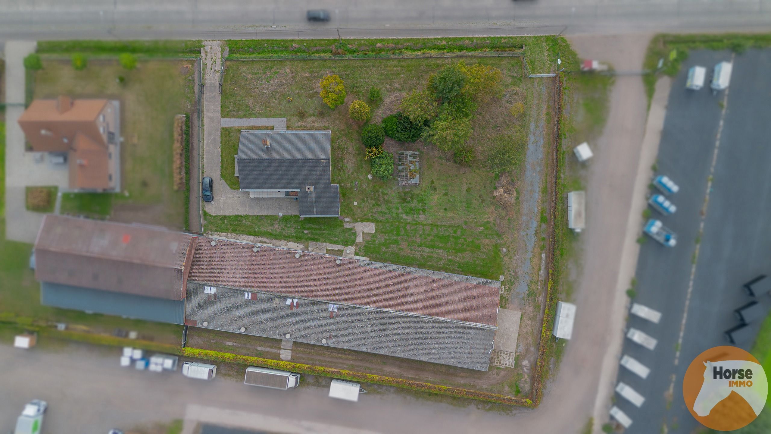 LOKEREN -Landelijk gelegen bedrijfswoning met stallencomplex foto 3