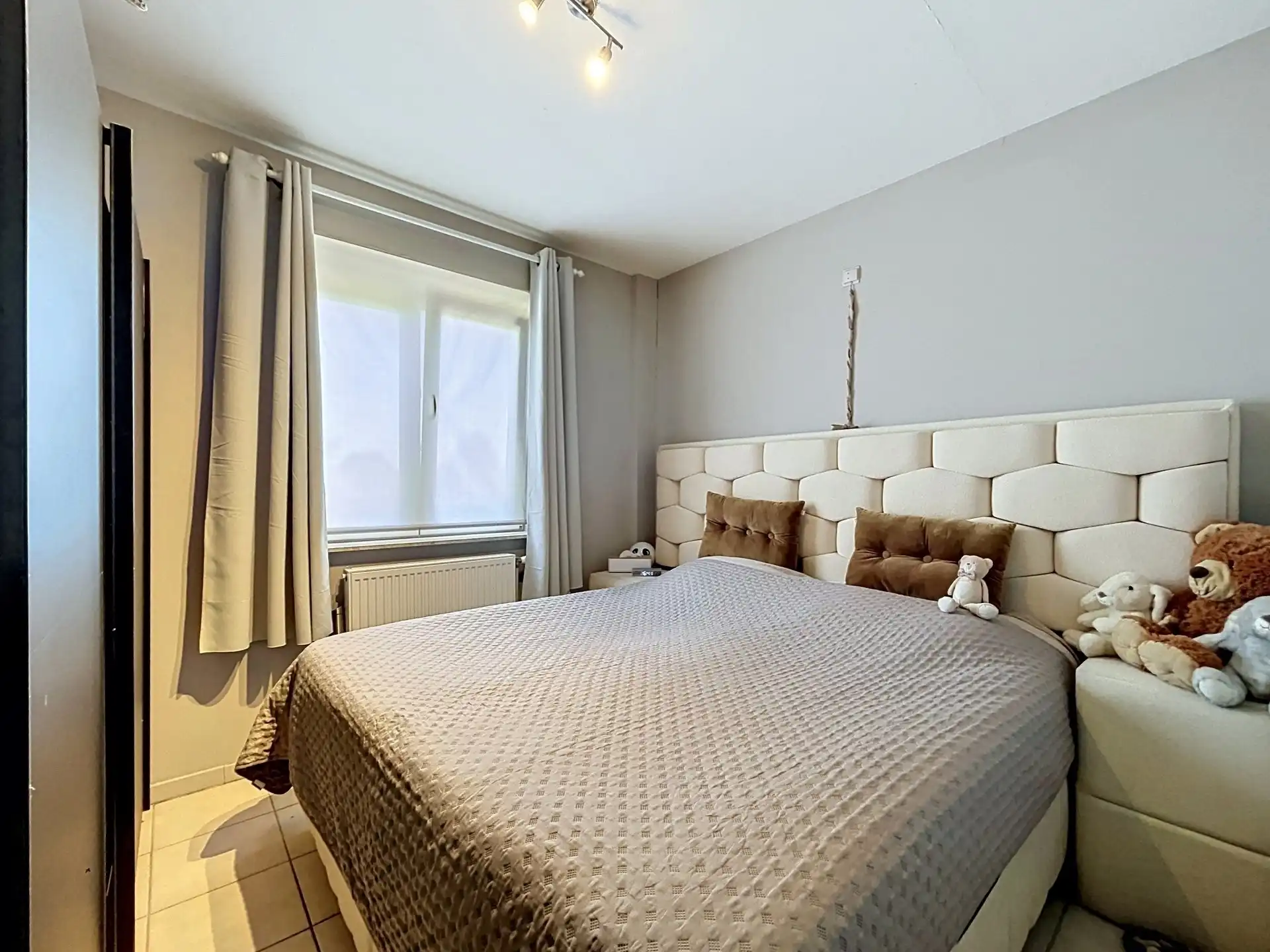 Half open bebouwing met 3 slaapkamers en garagebox op toplocatie!! foto 9