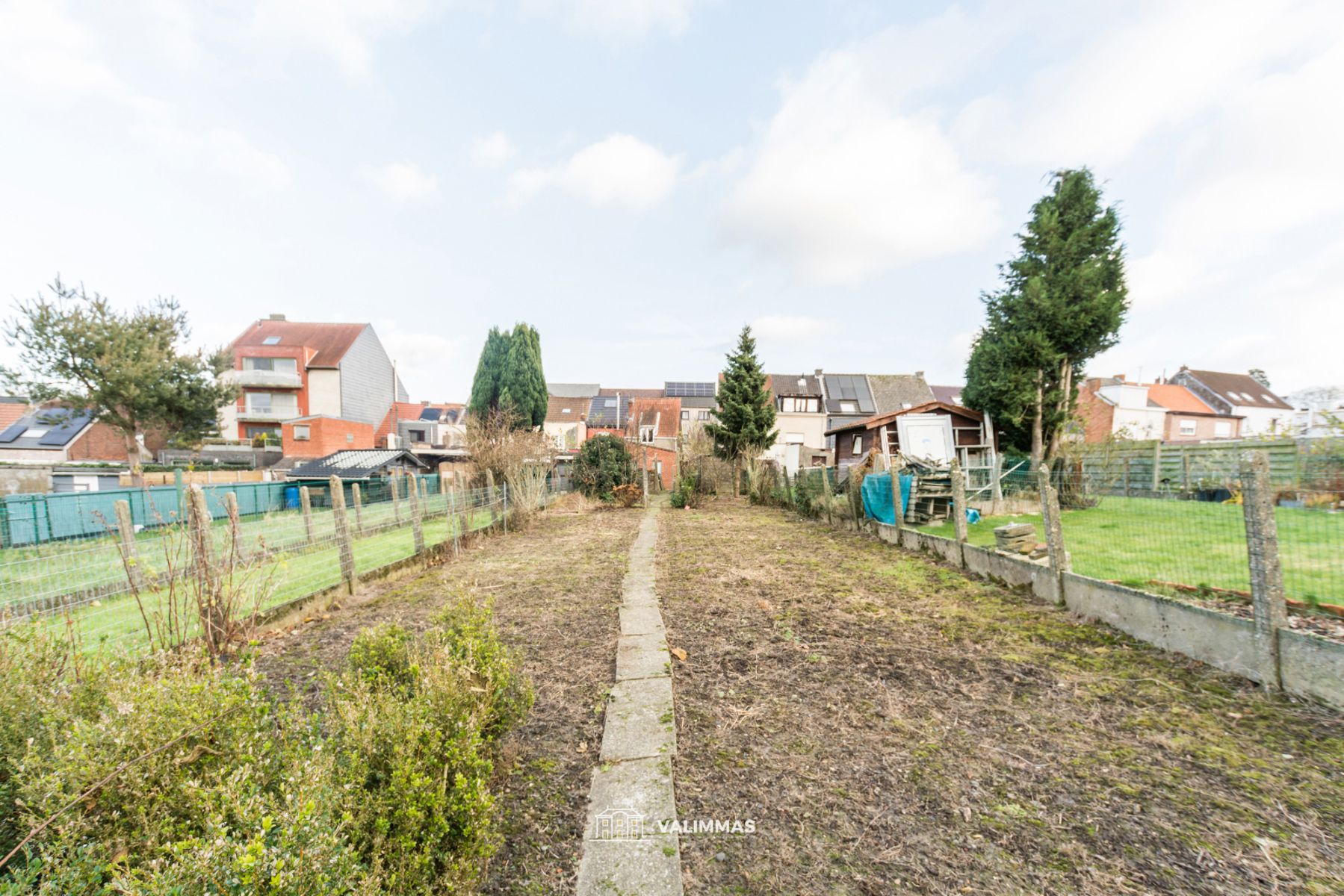 Centrum: op te knappen driegevelwoning met grote tuin... foto 7