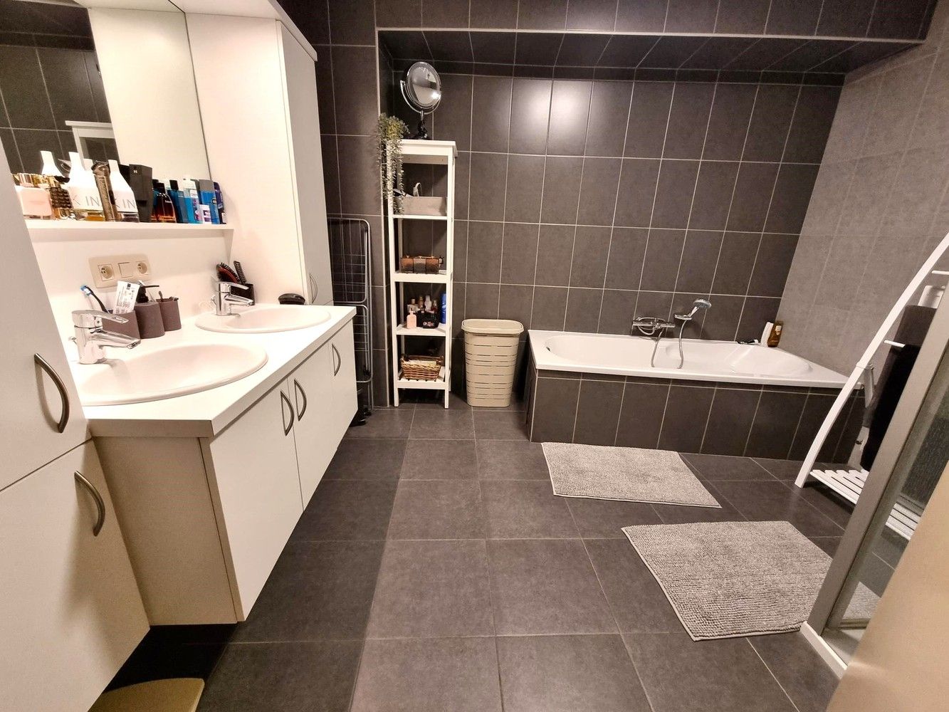 Gelijkvloers appartement 117m² met 2 slaapkamers, ruime badkamer, tuin en staanplaats met kelderberging foto 6