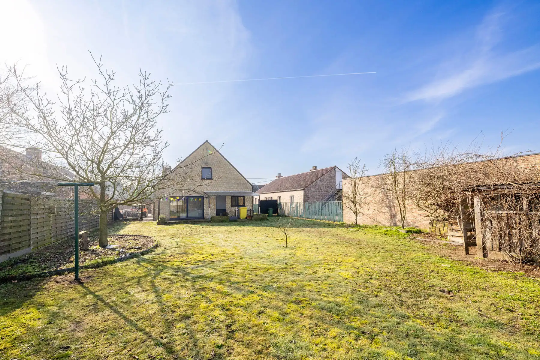 Zeer energiezuinige woning met 5 slpks op ca. 769 m² grond.  foto {{pictureIndex}}