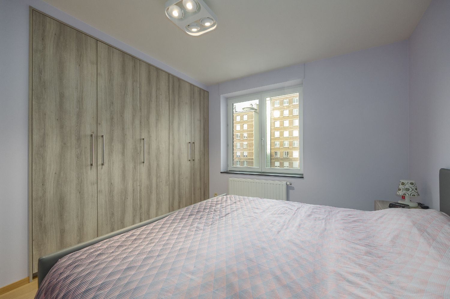 Gerenoveerd 2-slaapkamer appartement met inpandige garage in hartje Oostende foto 25