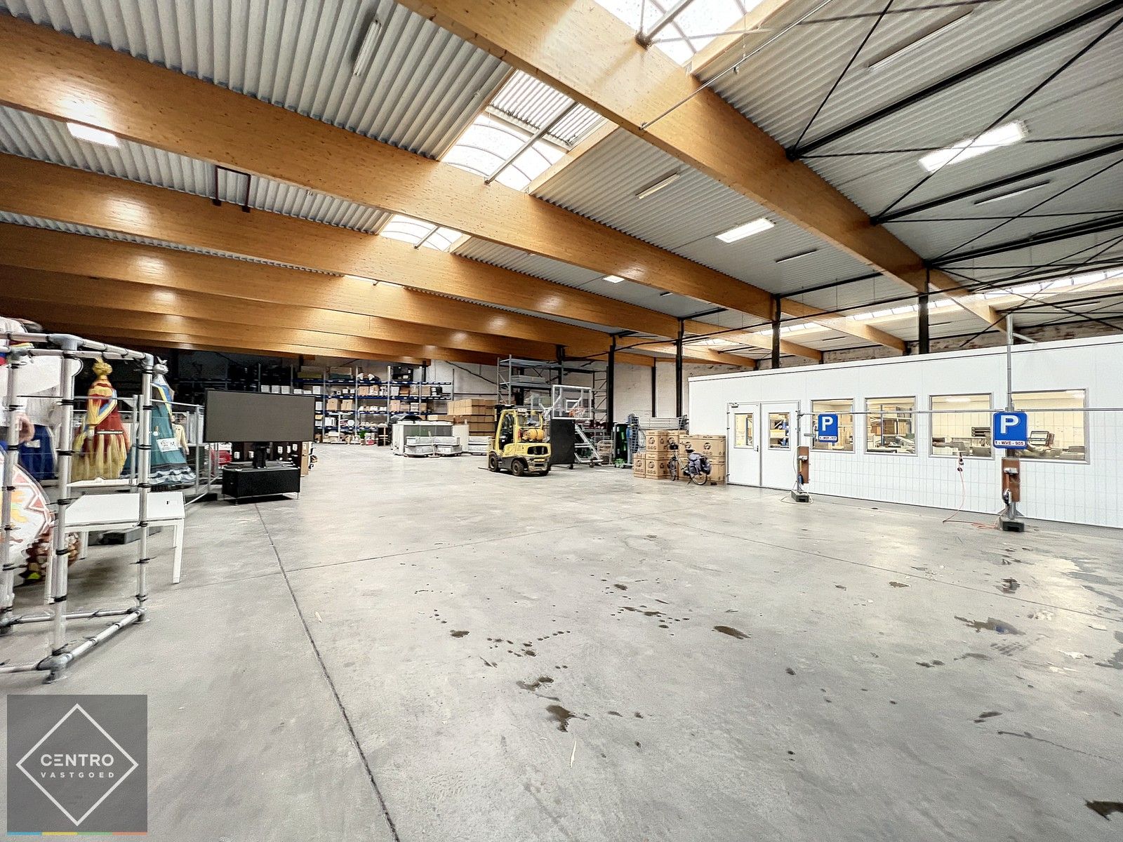 Instapklare burelen/showroom (± 1.400 m²) + opslagplaats  ( ± 2.700m²) met 4 sectionale poorten en VH van 7m te ROESELARE ! foto 6