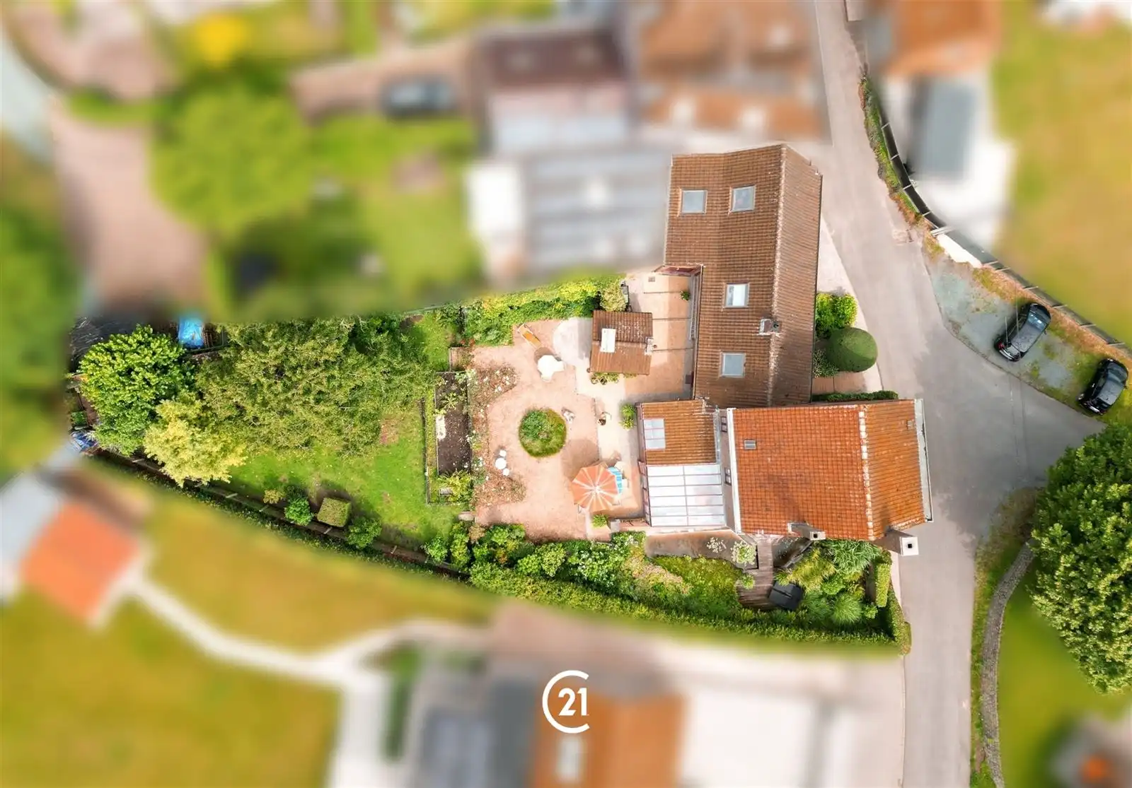 Ruime gezinswoning met zuidgerichte tuin en dubbele garages op 8are05 foto 4