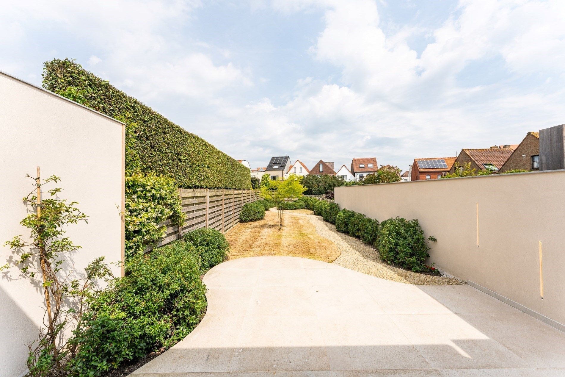 Totaal vernieuwde woning met parking te Oud Knokke foto 22