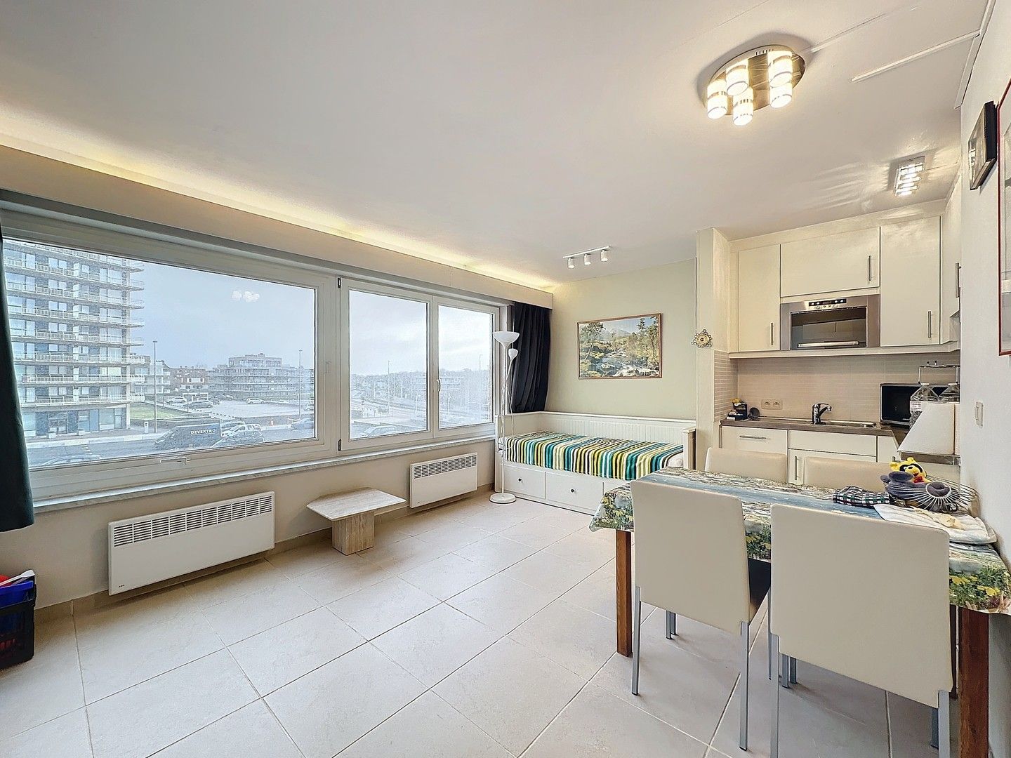 Instapklare studio nabij de dijk, het strand en de zee. foto 3