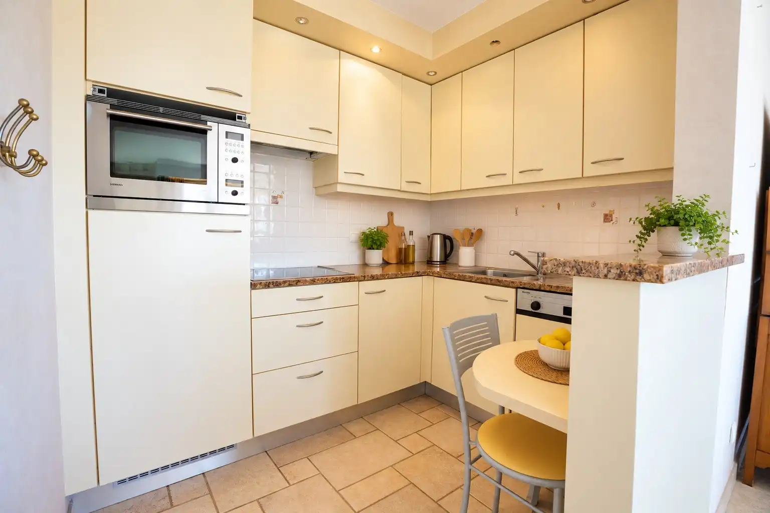 Instapklaar 2-slaapkamerappartement (89m² + 8m² terras) nabij de haven van Nieuwpoort. foto 4