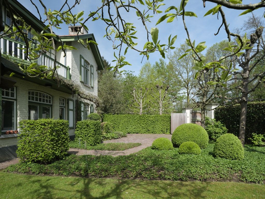 Indrukwekkende villa (bj '93) met zwemvijver en poolhouse (bj '06) op een perceel van 2.740 m2. foto 3