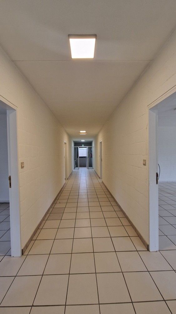 Kantoorruimtes met sanitair, kitchenette en parkeerplaatsen foto 8