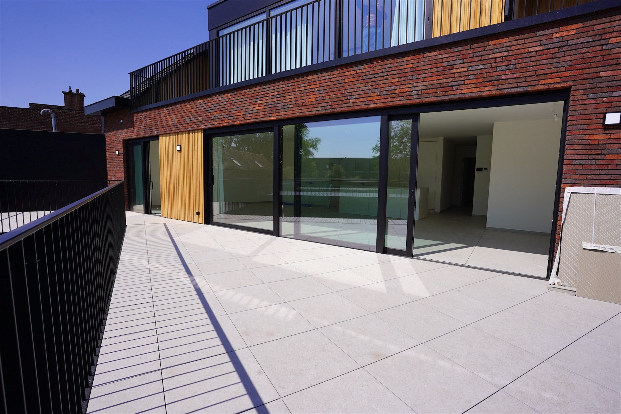 Nieuwbouwappartement ('25) met groot terras en eigen Carport foto 3