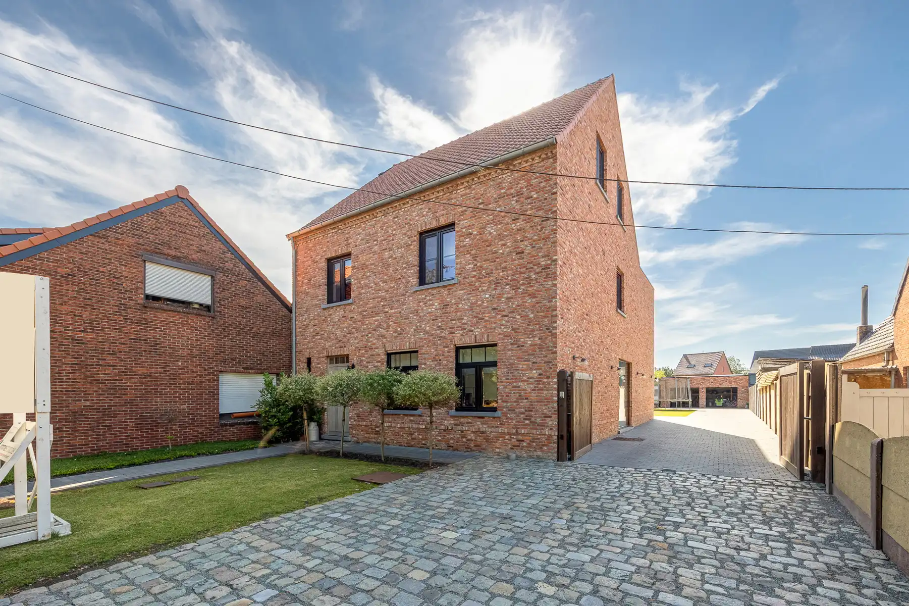 Recente BEN-woning met 4 slks en dubbele garage op gunstige ligging foto {{pictureIndex}}