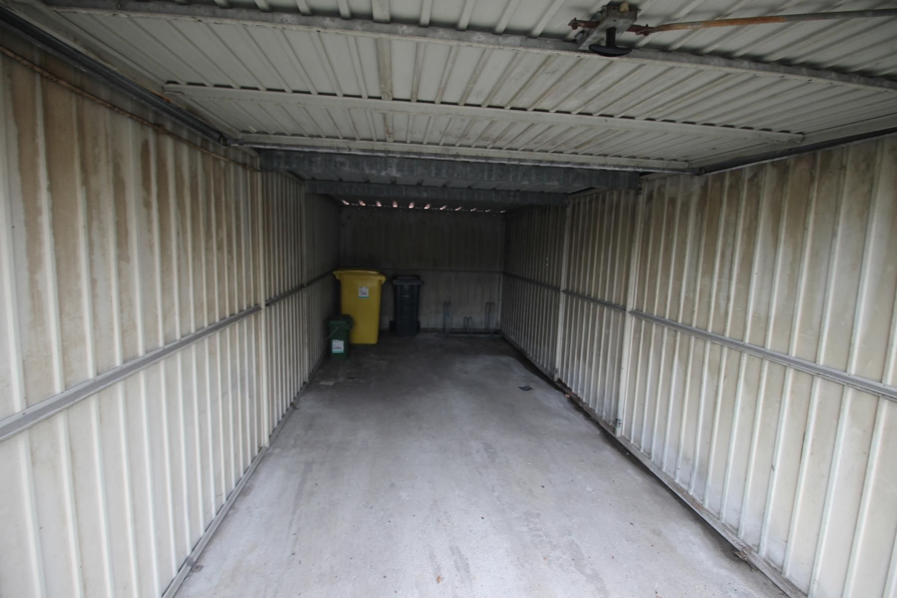 Ruim dakappartement op de tweede verdieping rechts met garagebox. foto 11