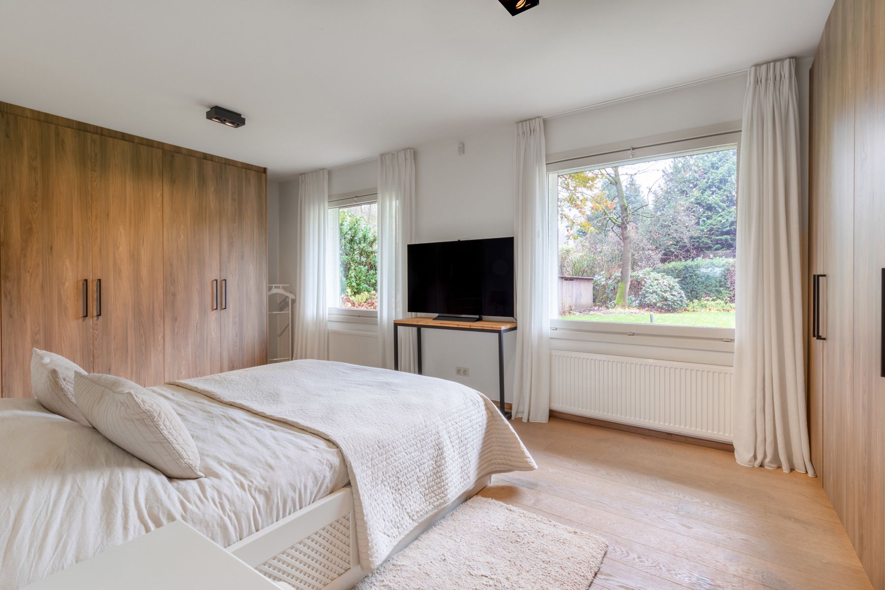 Verrassend ruime, stijlvolle en instapklare villa met prachtige ZW-tuin. foto 14