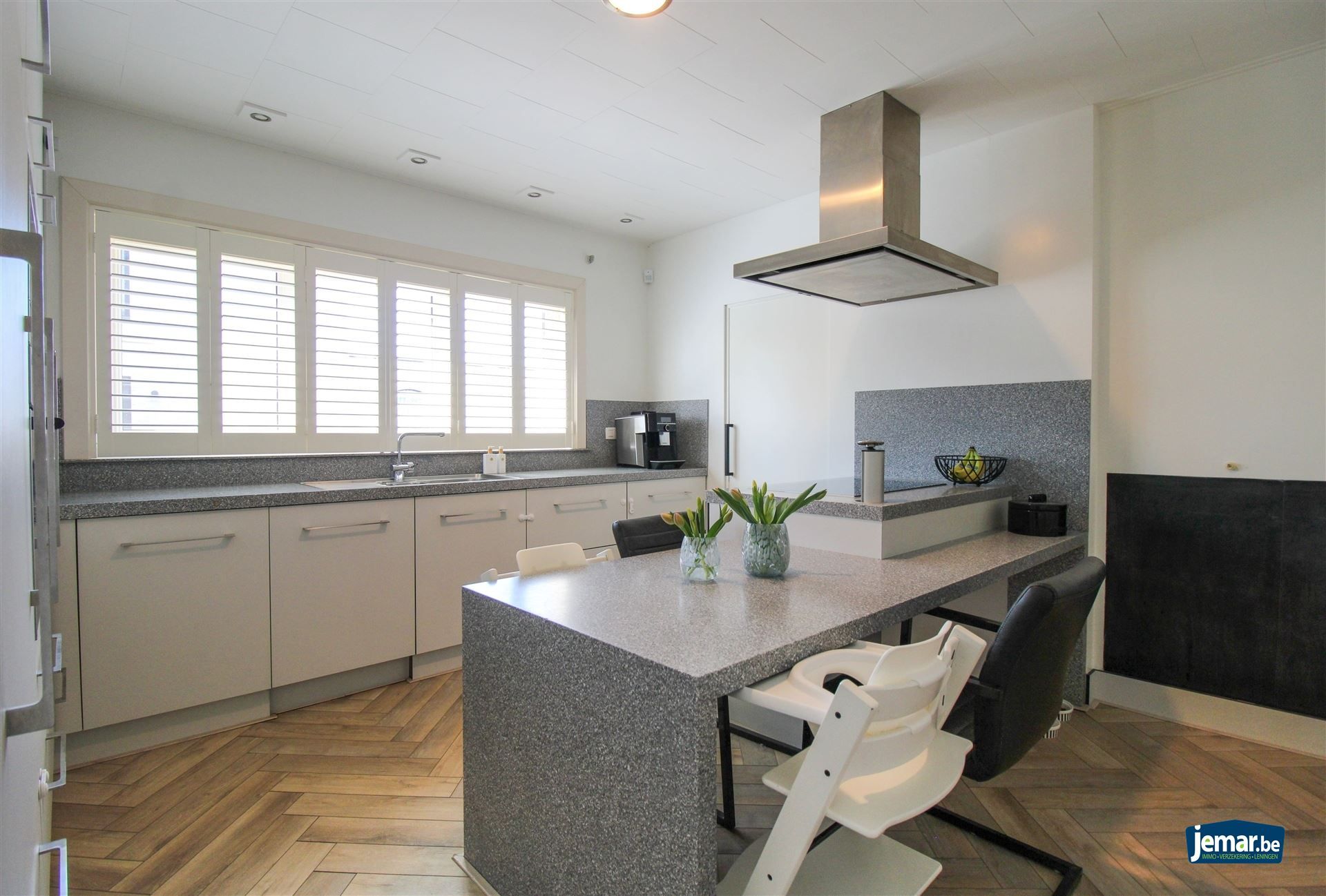Instapklare gezinswoning met 5 slaapkamers gelegen op ruim perceel met verwarmd zwembad op ideale locatie te Maasmechelen! foto 5
