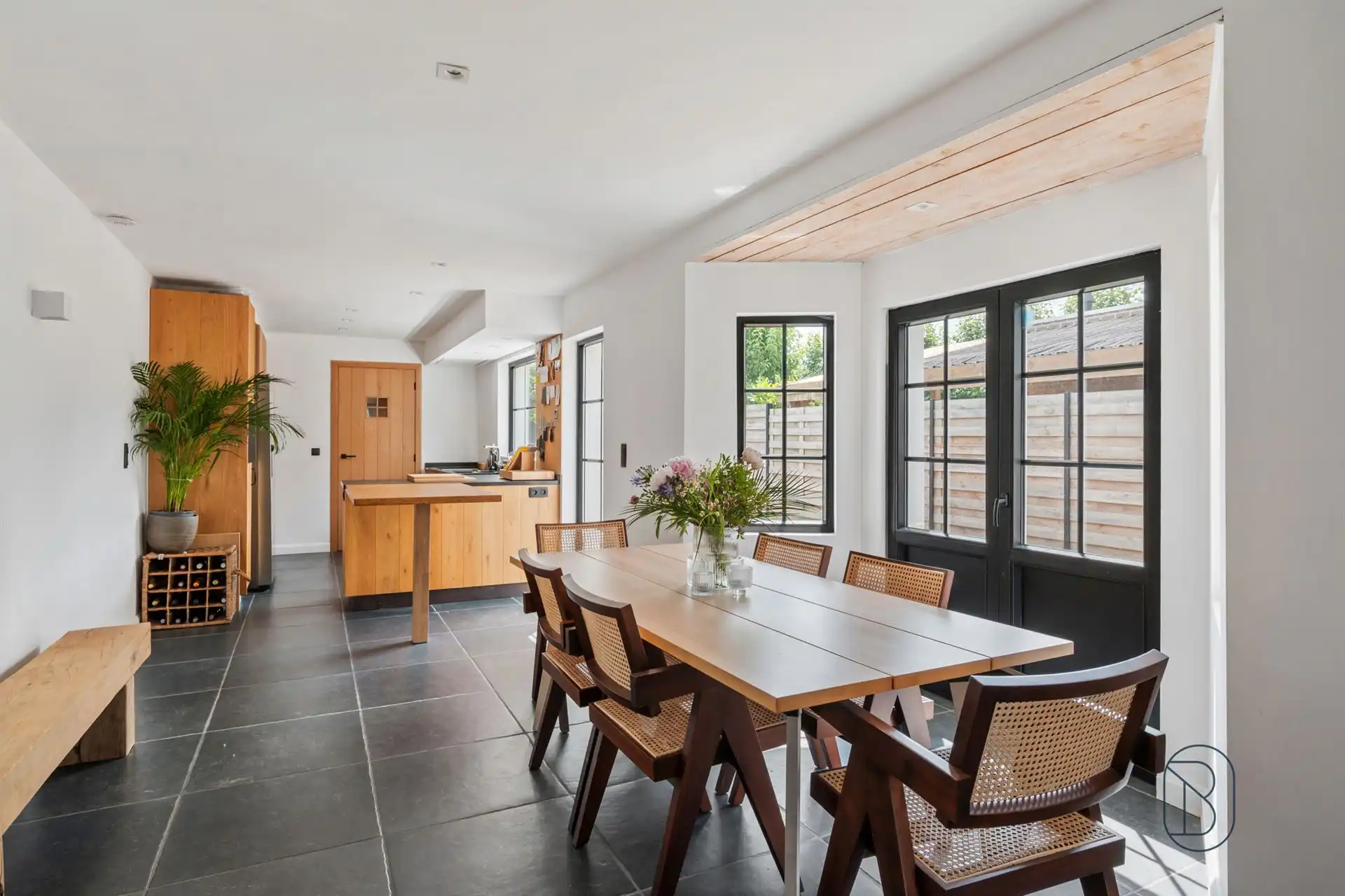 Knap gerenoveerde woning met 3 à 4 slk, en zwemvijver foto 4