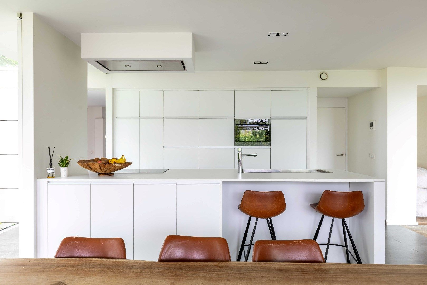 Recente en uitgebouwde villa met vijf kamers en/of praktijkruimte omgeven door het groen tussen Brugge en Oostkamp! foto 7