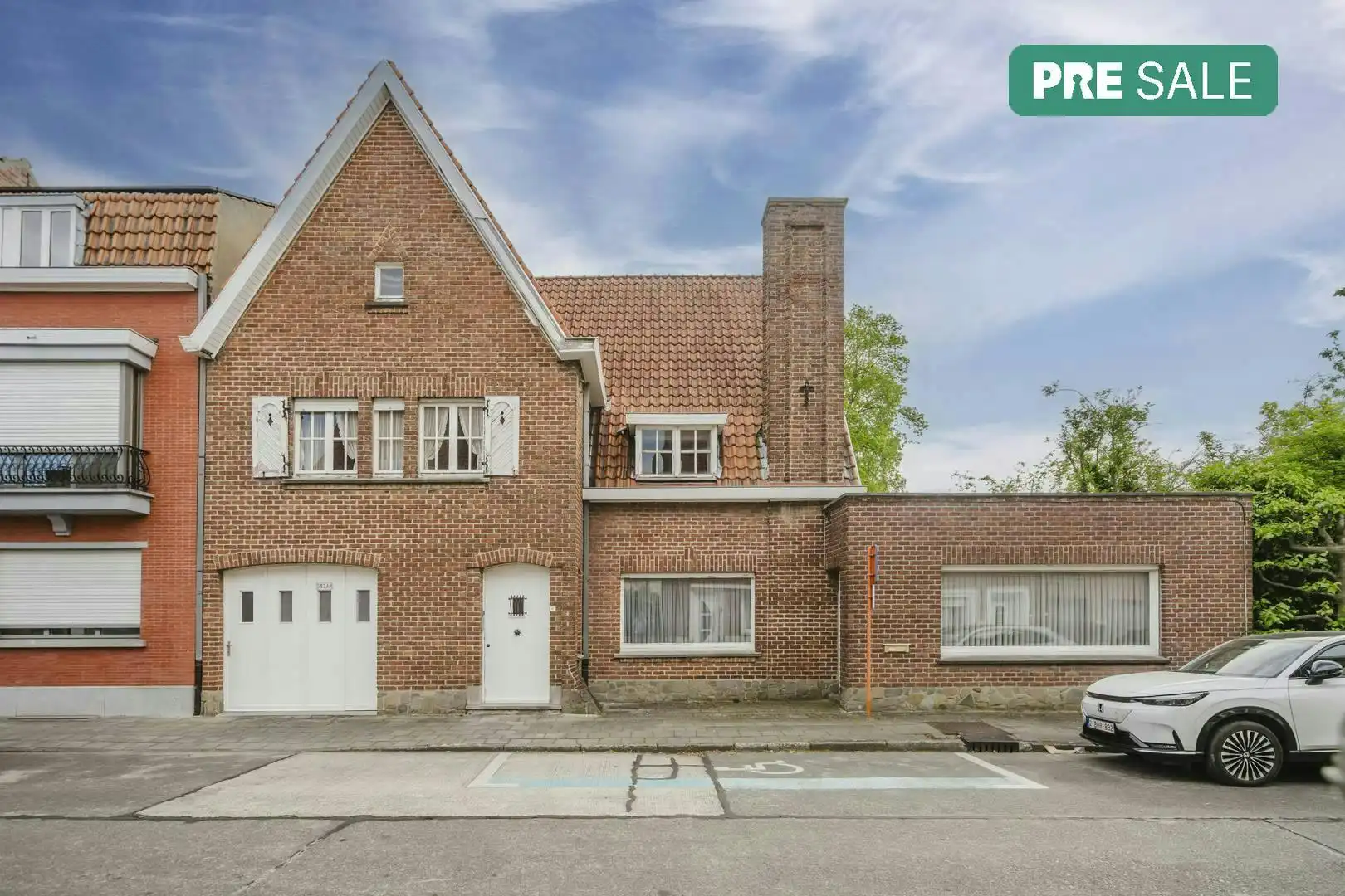 Hoofdfoto van de publicatie: Karaktervolle woning met 4 slaapkamers te koop in Bissegem!
