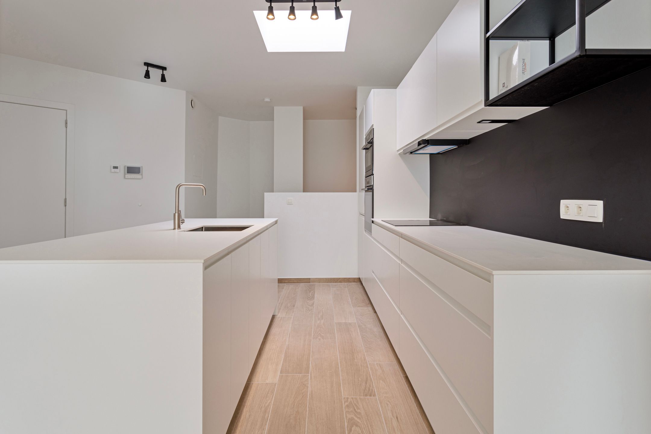 ANTWERPEN - Ruim drie-slaapkamerappartement met parking nabij Stadspark foto 2