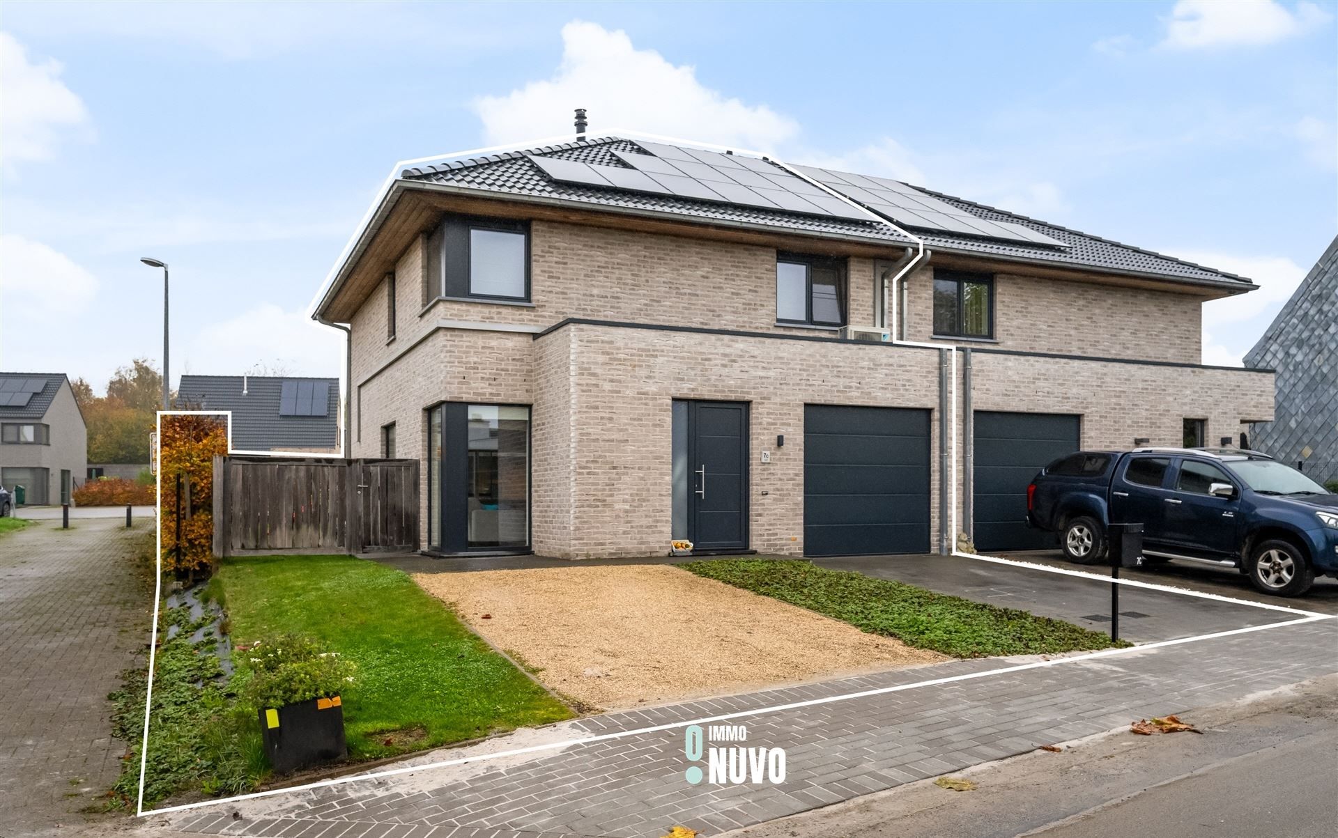 Ruime driegevel nieuwbouwwoning met 4 slaapkamers, tuin en terras te Herzele foto {{pictureIndex}}