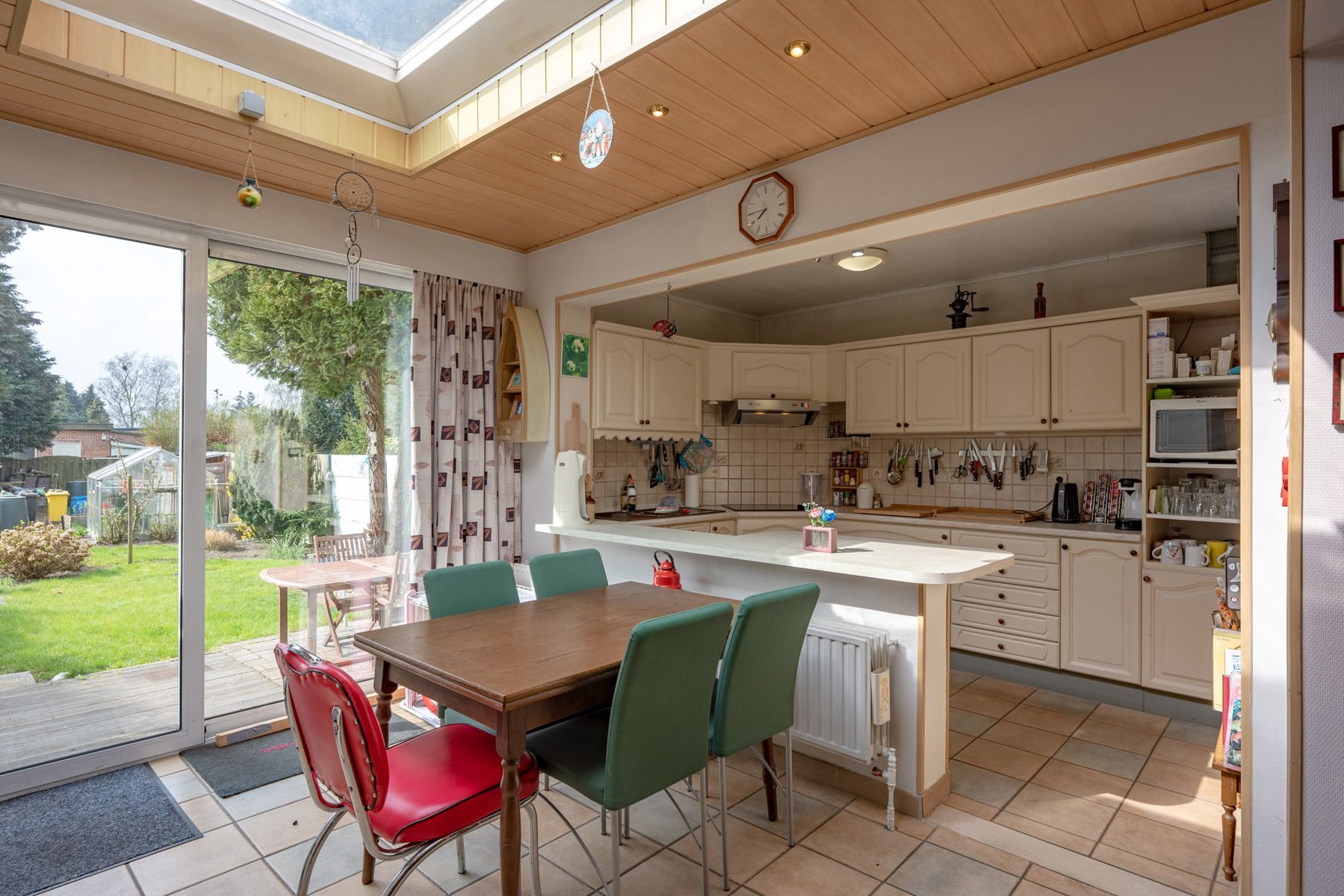 Instapklare woning met 5 slaapkamers, tuin, inpandige garage én dubbele garagebox foto 7