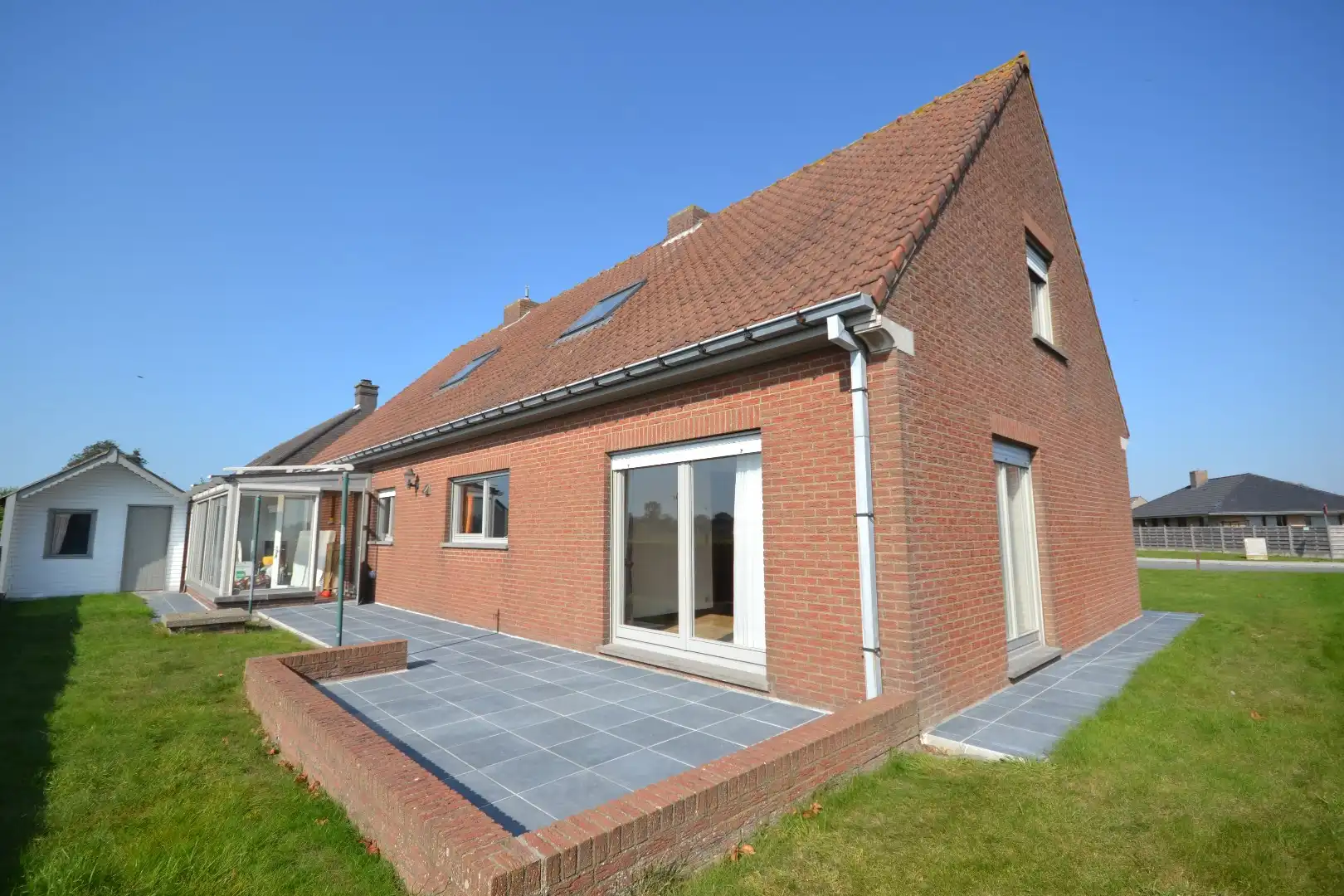 Ruim,  zonnig en rustige  gelegen villa.  foto 3