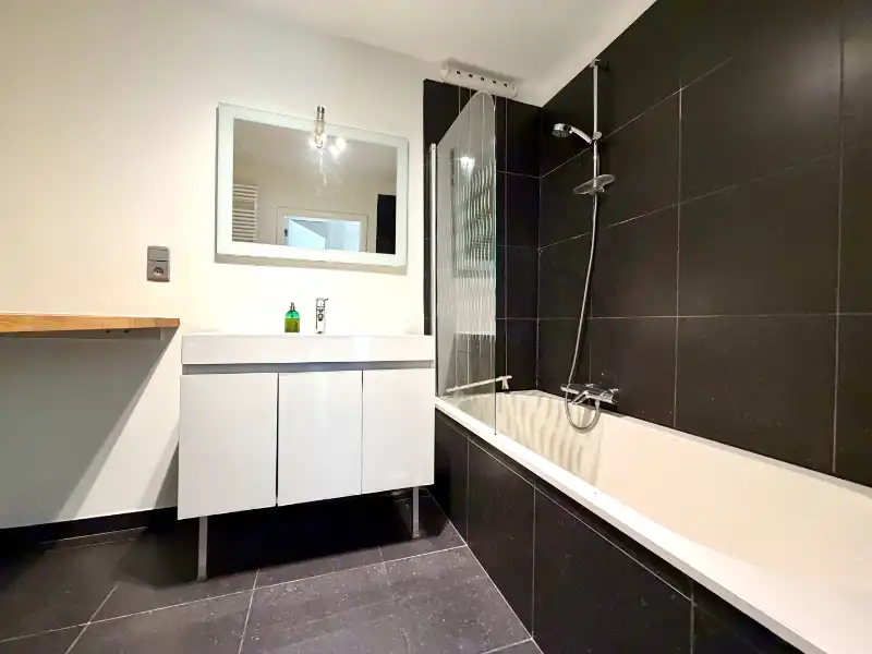NIEUW GESCHILDERD APPARTEMENT MET DRIE SLAAPKAMERS EN GARAGE foto 13