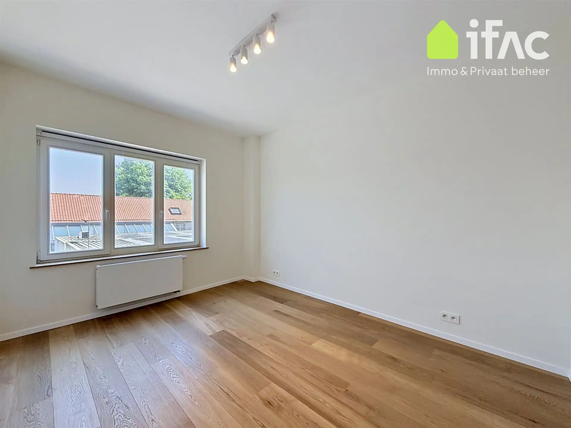 Lichtrijke gerenoveerde rijwoning met zonnig terras foto 9