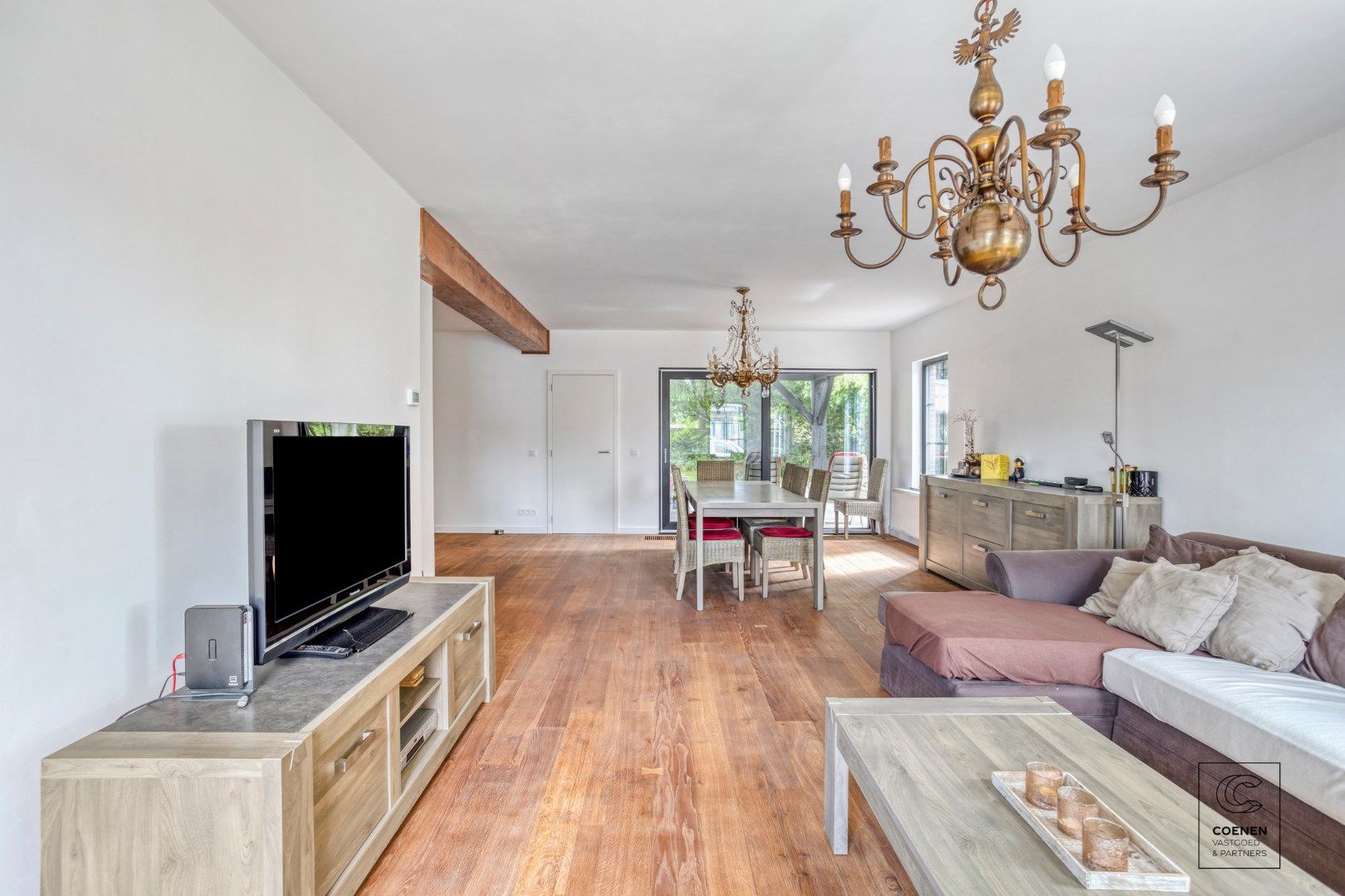 Prachtig, volledig gerenoveerde villa van 351 m² en 6 slaapkamers op een uiterst rustige locatie! foto 4