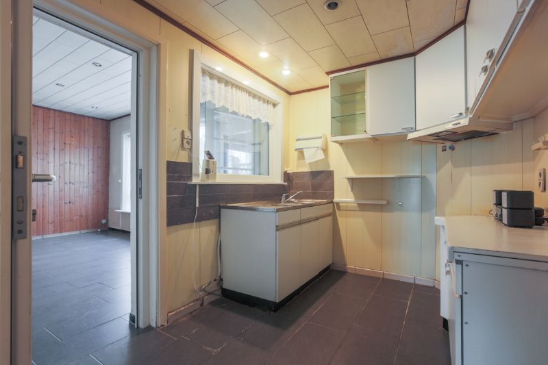 Rustig gelegen, ruime te moderniseren woning met tuin, garage en  bijgebouw van +/- 60m²  ....(kijkt uit op de velden). foto 13