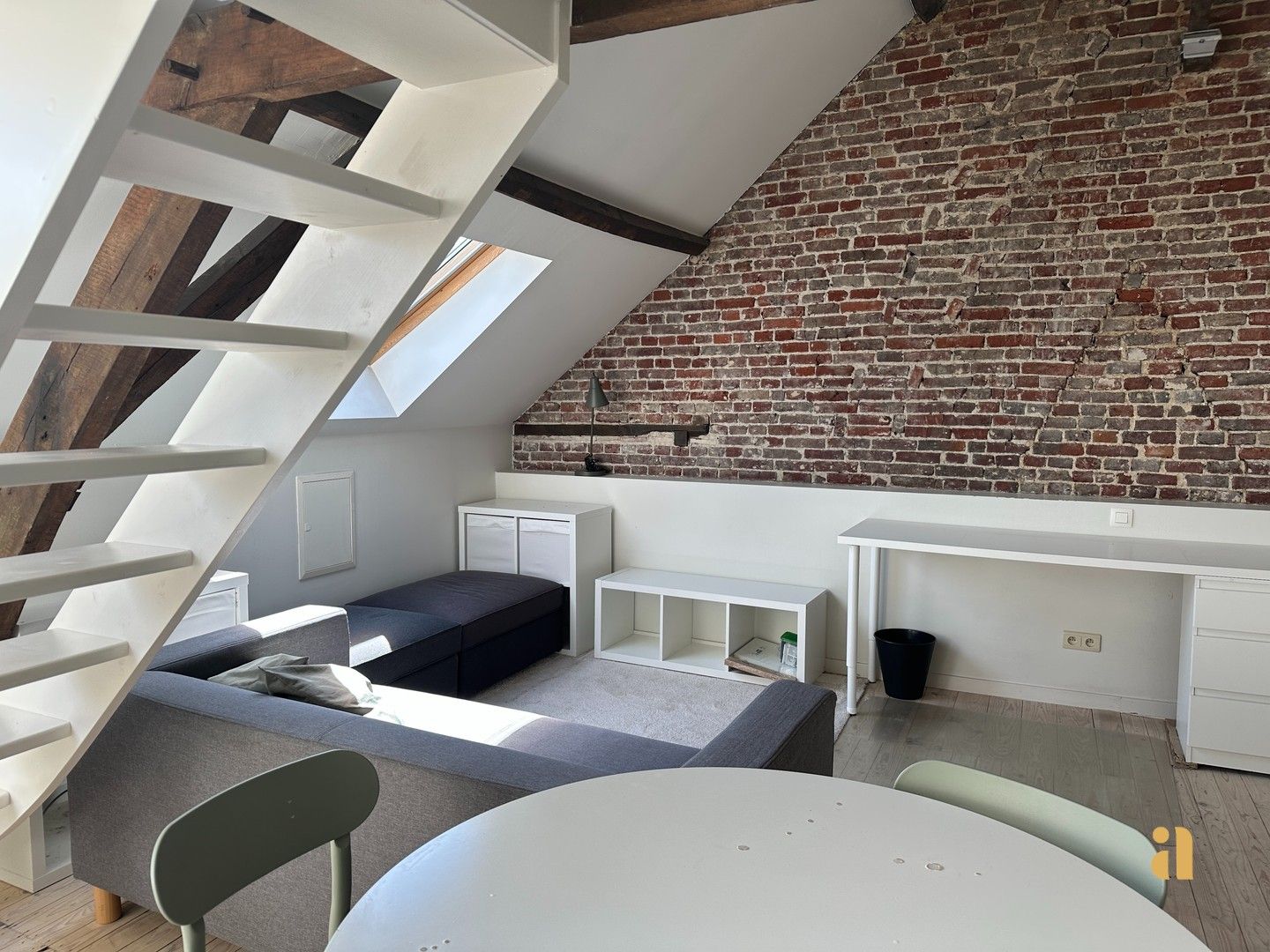 Lichtrijke bemeubelde studio op toplocatie! foto 7