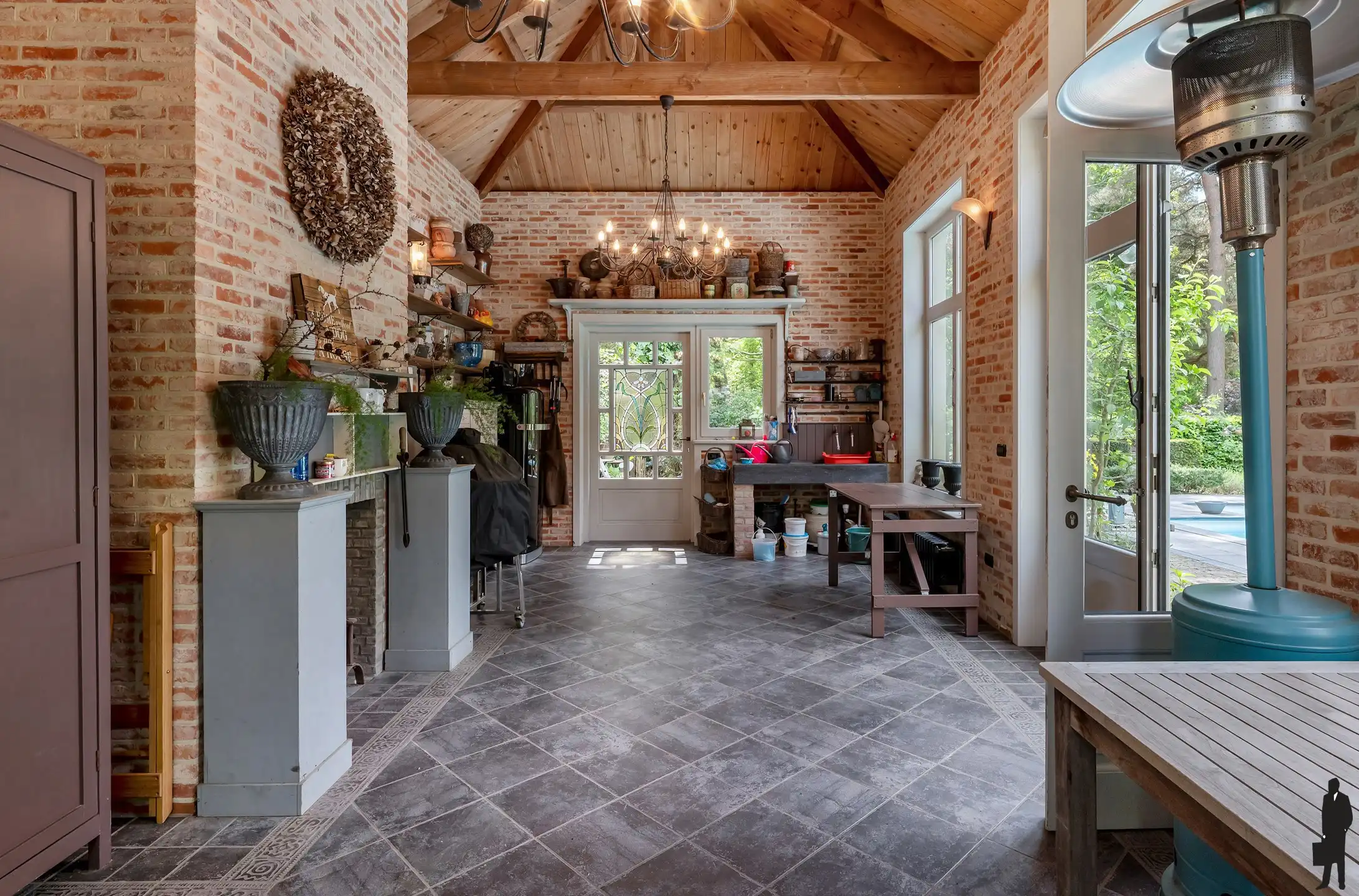 Exclusieve en uniek gelegen Engelse cottagevilla met orangerie, zwembad en aanpalende bouwgrond op ca. 1,1 ha in bosrijke omgeving. foto 20