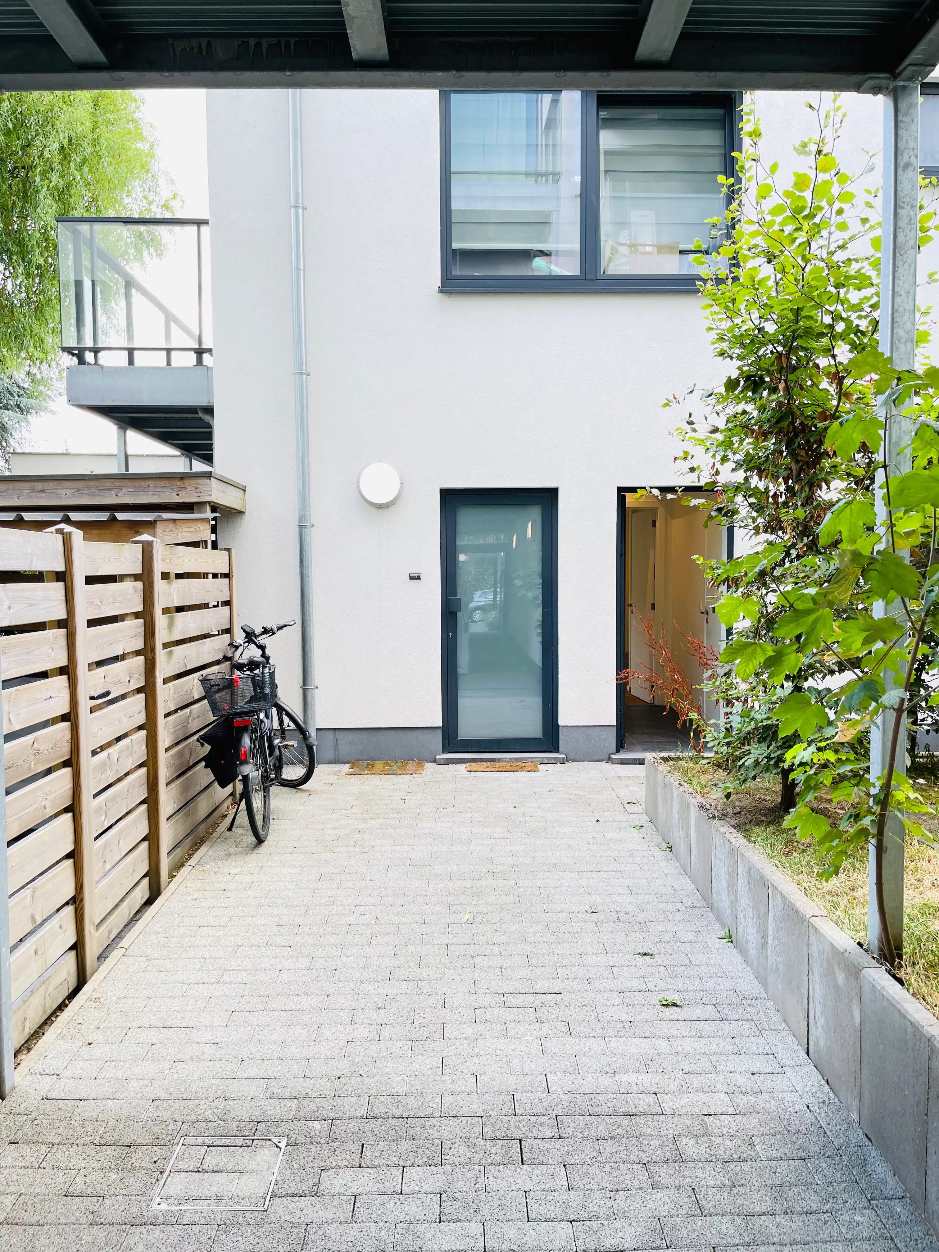 Stijlvol en recent appartement met tuin en patio foto 10
