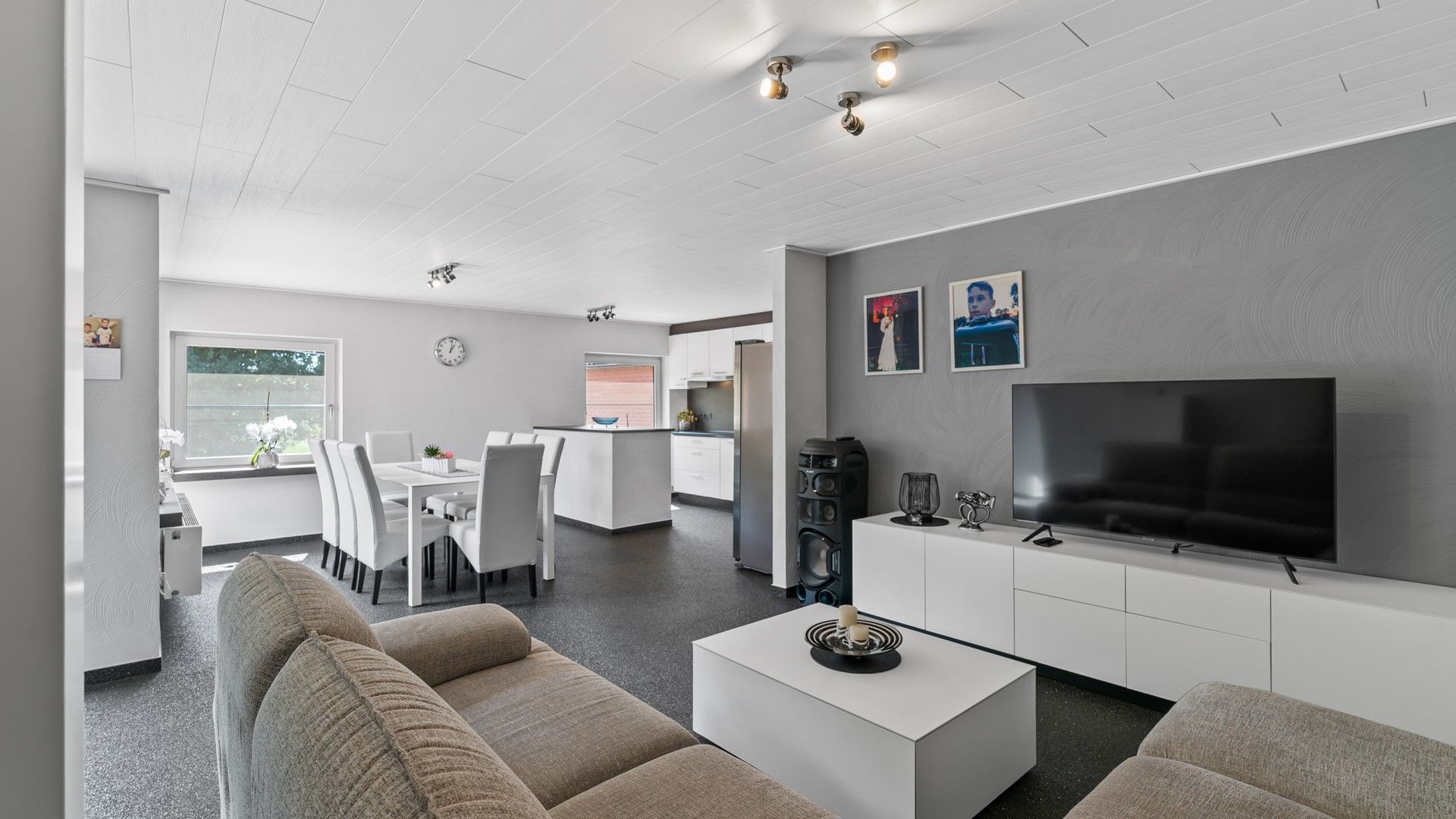 Bemeubeld app. met 2 slpkrs en riant terras van 70 m² foto 2