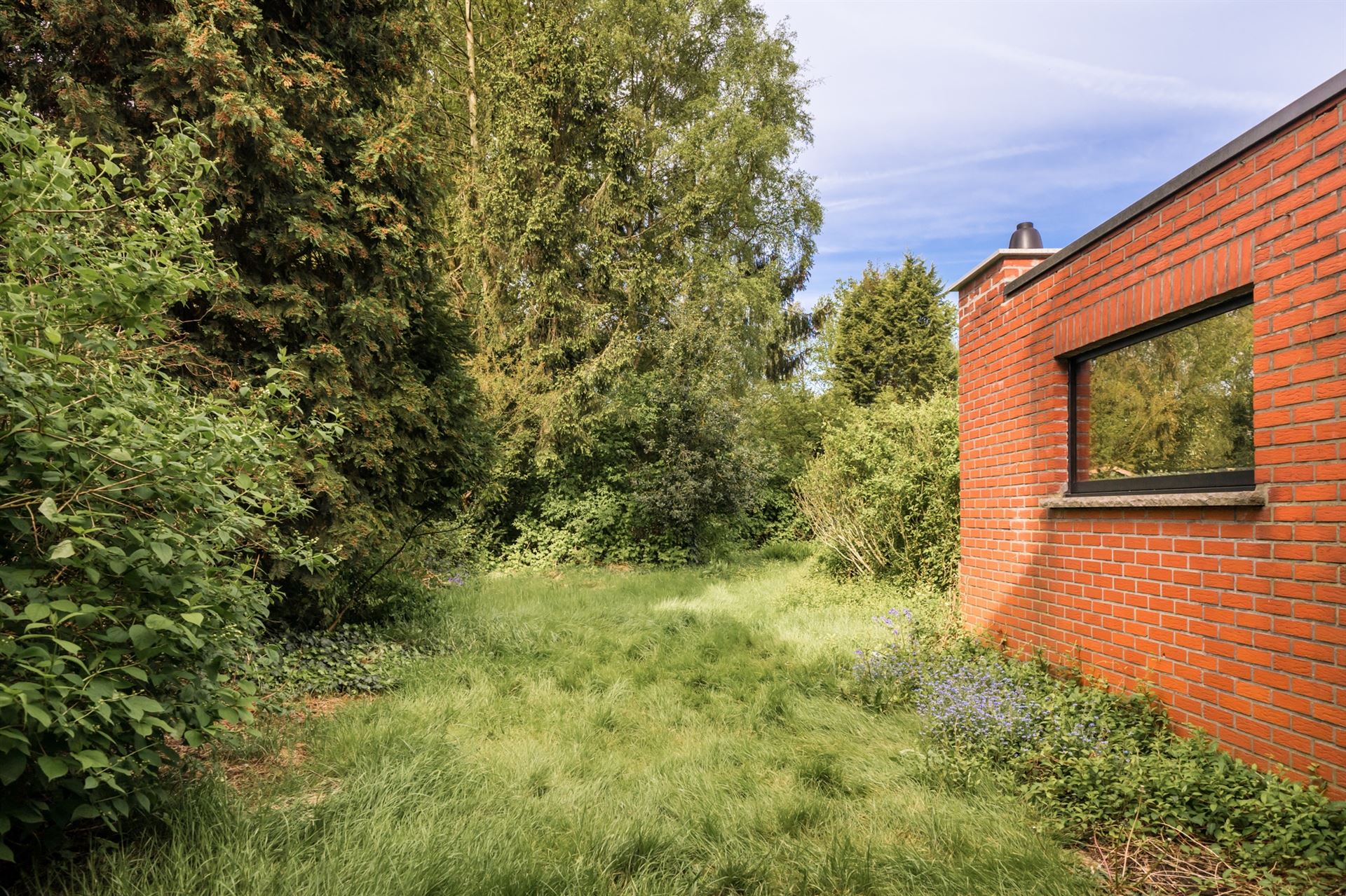 Ruime, volledig gerenoveerde woning met tuin en garage foto 27