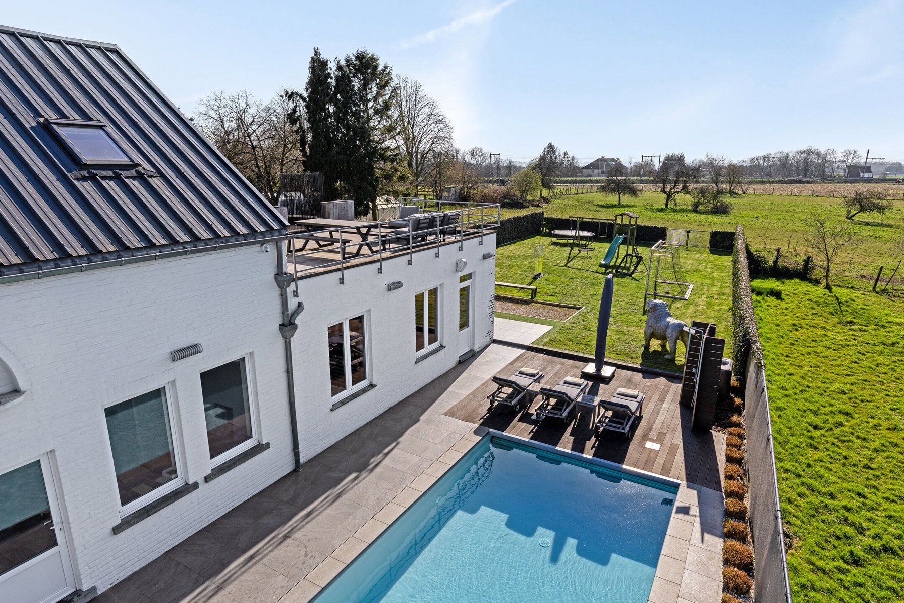 Exclusieve eigendom met loods, showroom en luxe voorzieningen in hartje Asse! foto {{pictureIndex}}