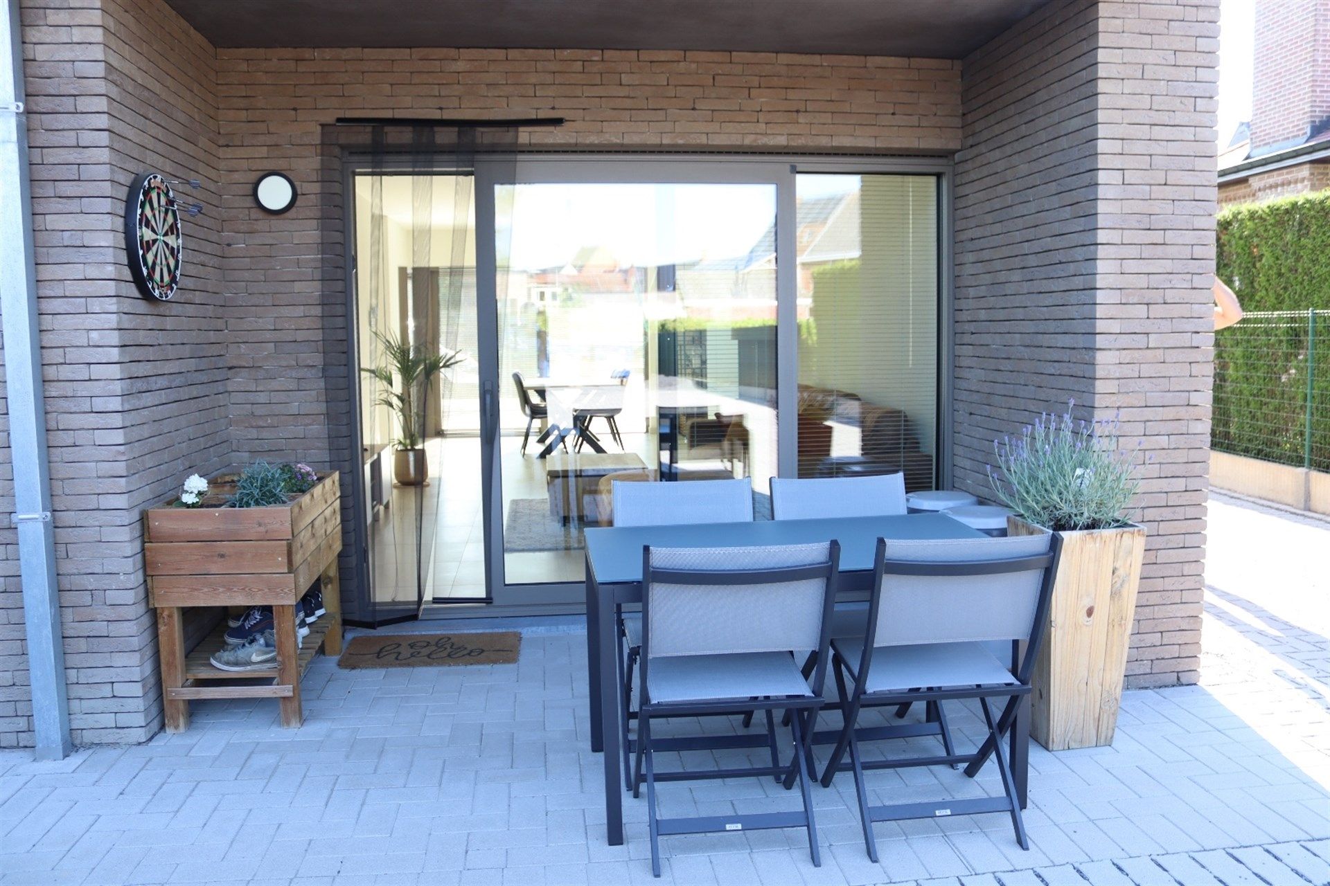 Ruim instapklaar gelijkvloers appartement met terras en caport. foto 15